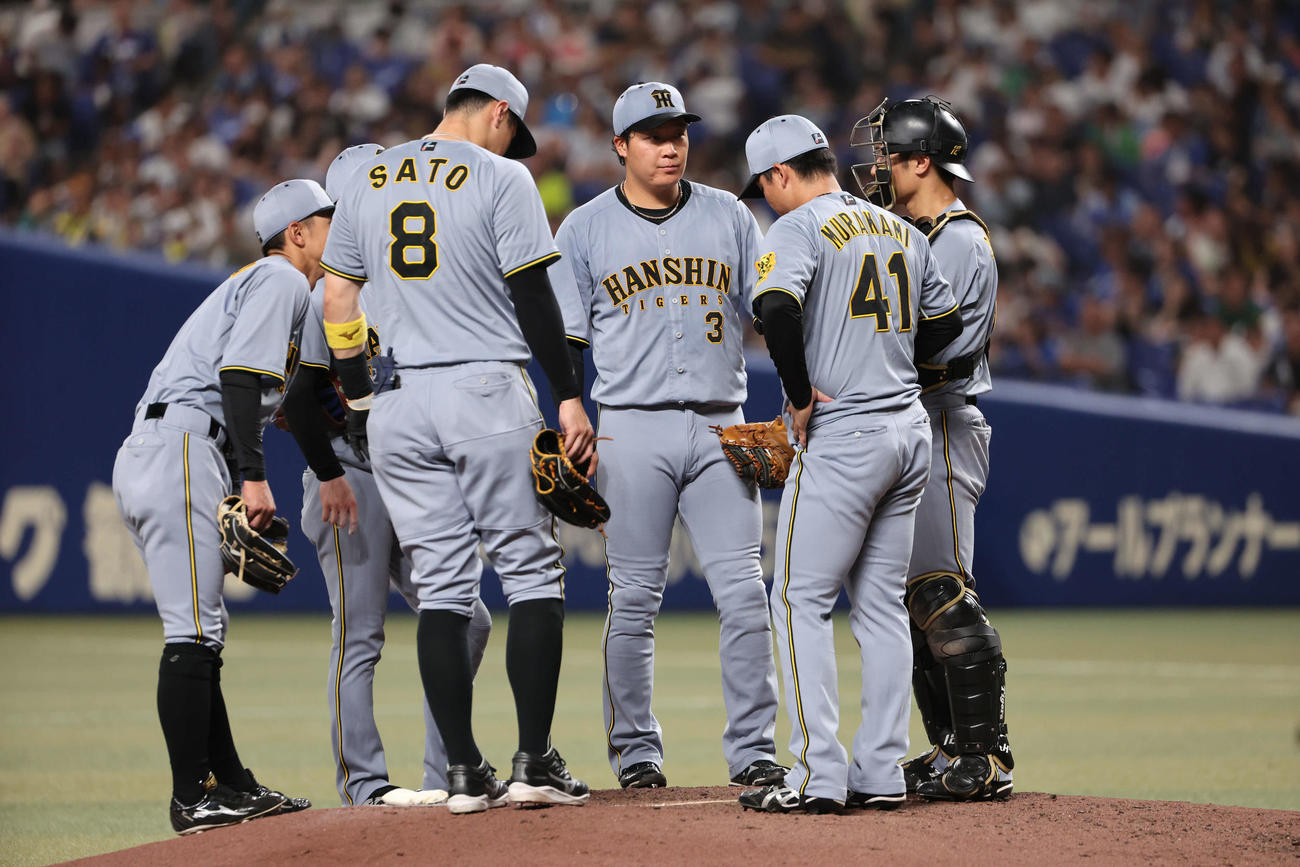 中日対阪神　4回裏中日1死一、二塁、ピンチを迎えた先発村上のもとに集まる内野陣（撮影・西尾就之）