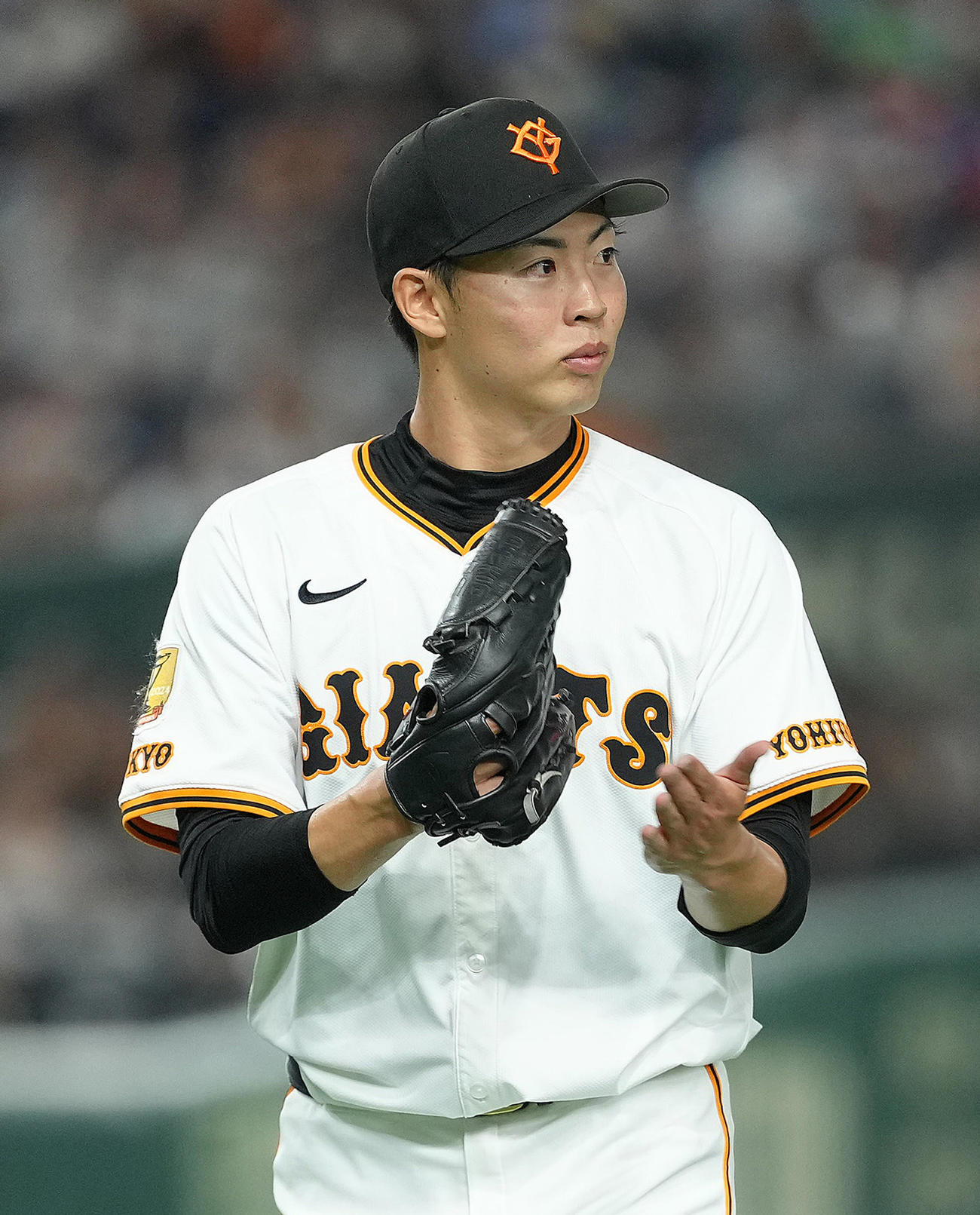 巨人対ヤクルト　4回表ヤクルト2死一、二塁、山田の打球を右翼手丸が好捕し、グラブをたたく森田（撮影・足立雅史）