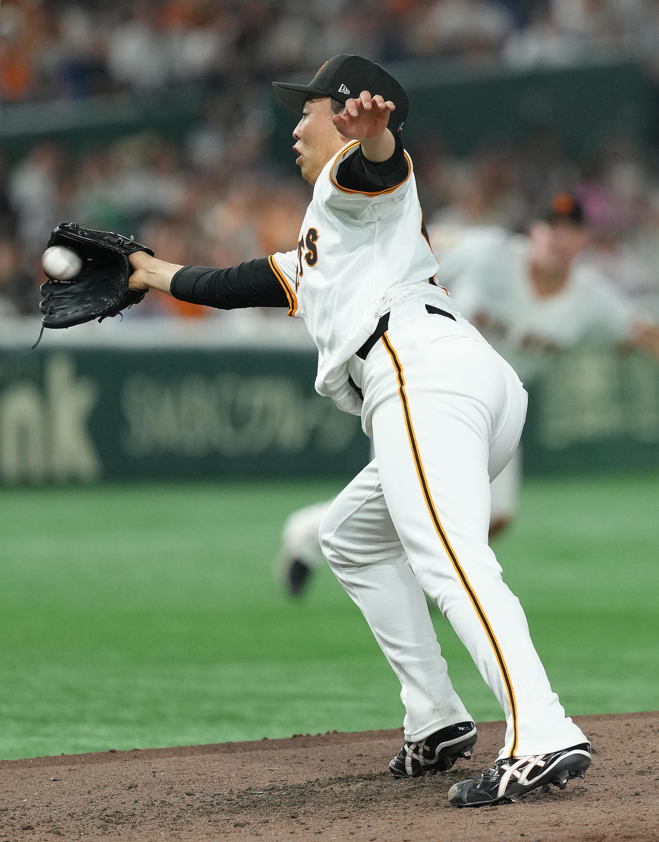 巨人対ヤクルト　5回表ヤクルト無死、古賀の打球に好守備を見せ投ゴロとする森田（撮影・足立雅史）