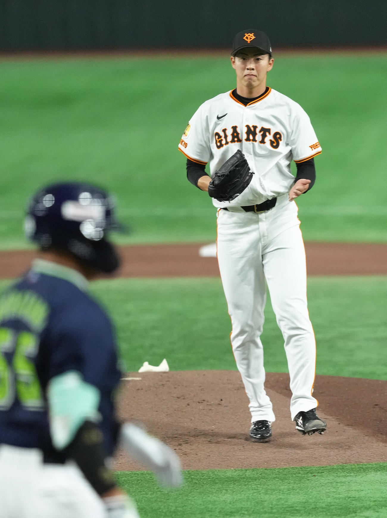 巨人対ヤクルト　1回表ヤクルト2死二塁、村上（手前）を空振り三振に仕留めた森田（撮影・足立雅史）