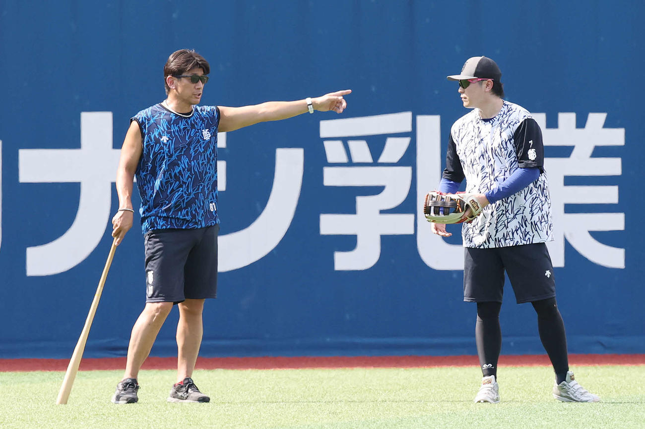 DeNA対広島　試合前練習で言葉を交わすDeNA三浦監督（左）と佐野（撮影・宮地輝）