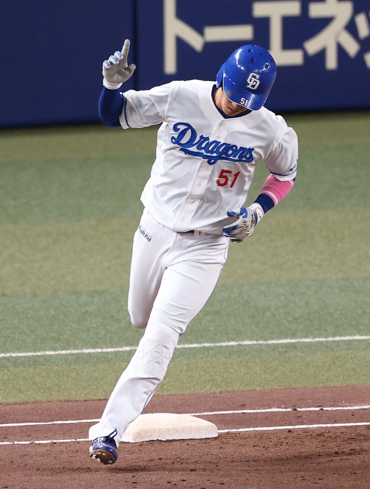 中日対阪神　5回裏中日1死、一時勝ち越しのソロ本塁打を放った上林（撮影・上田博志）