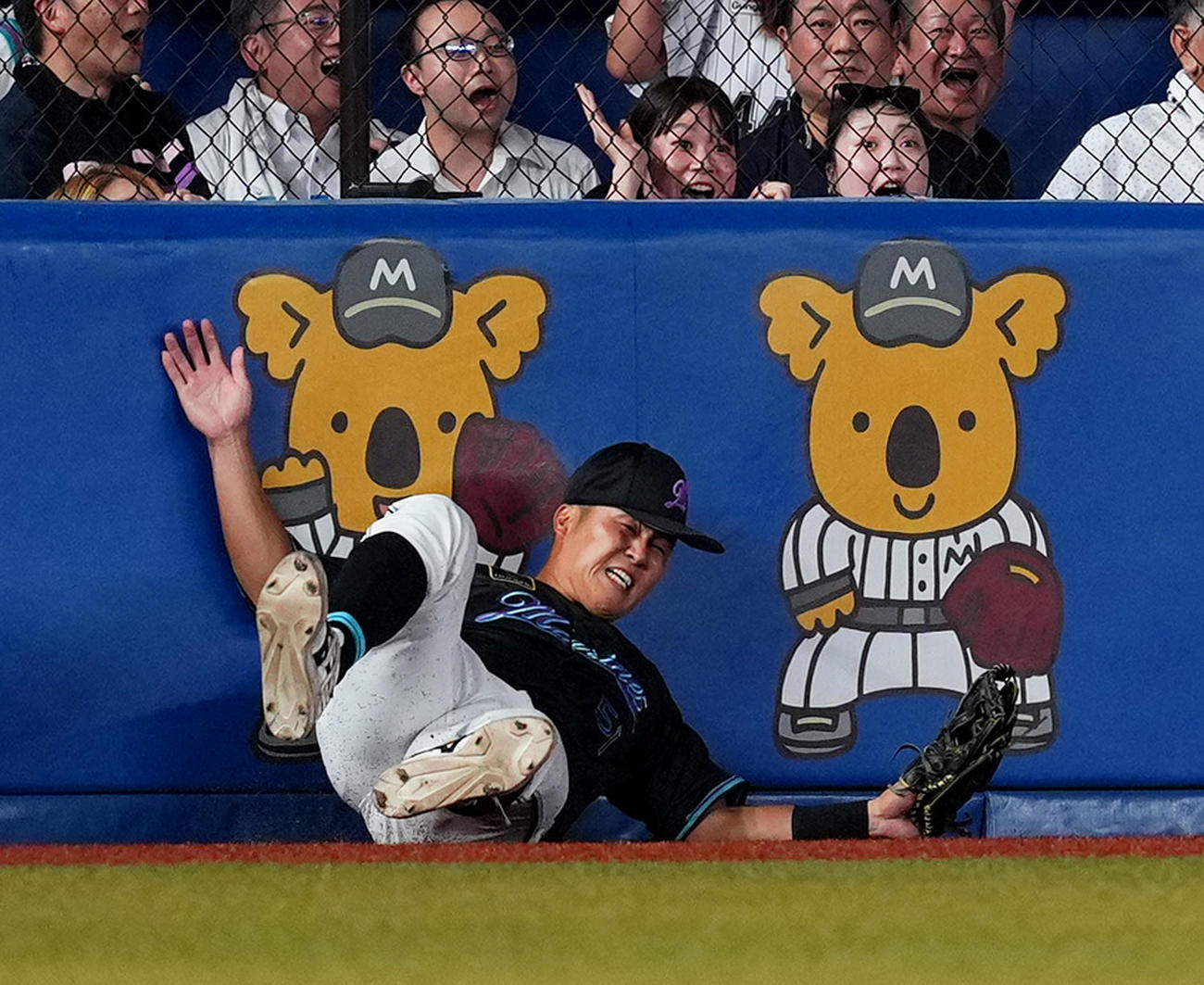 ロッテ対ソフトバンク　5回表ソフトバンク1死、山川の打球を捕り逃し二塁打とする山口（撮影・菅敏）