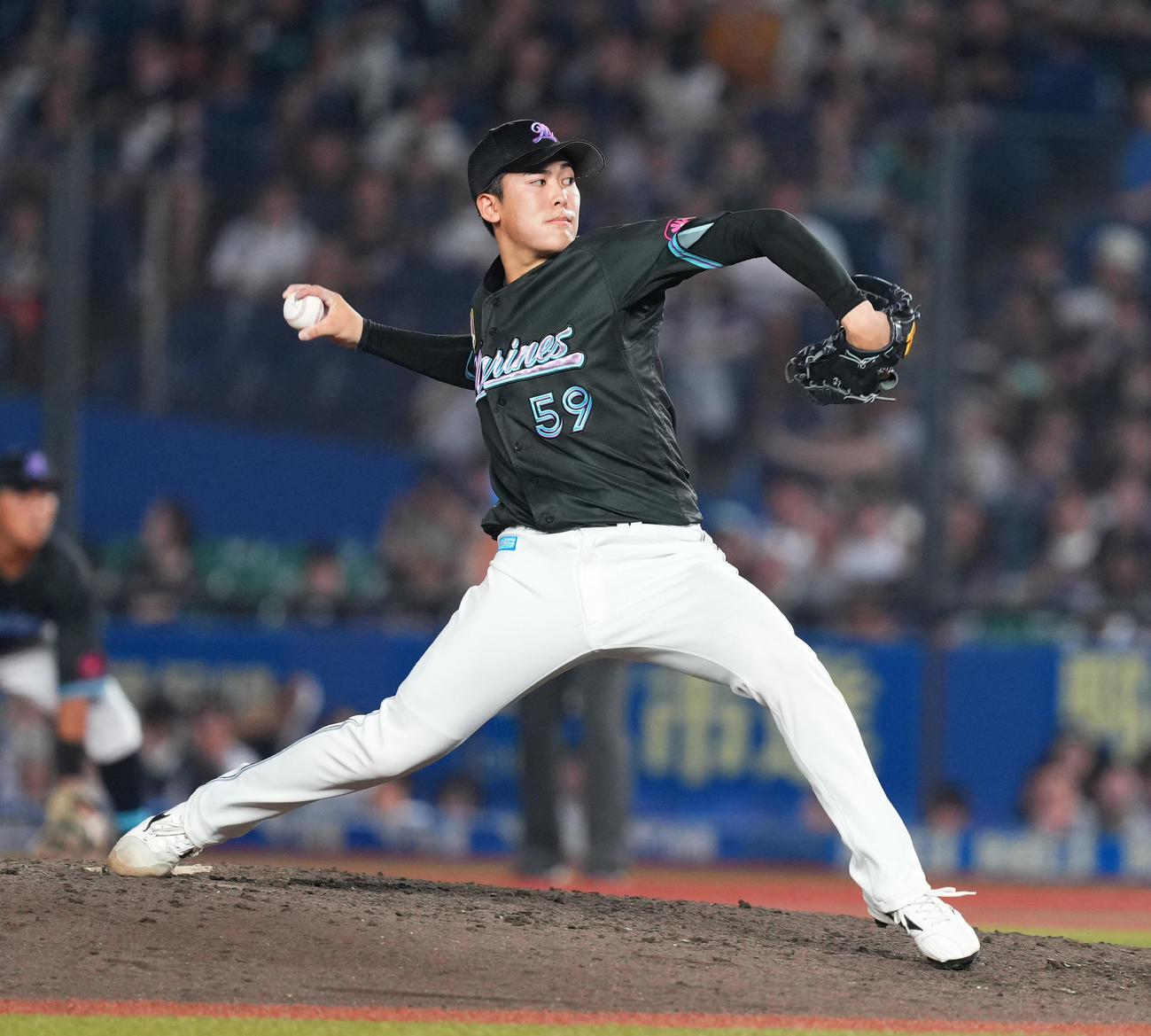 ロッテ対ソフトバンク　8回に登板したロッテ早坂（撮影・菅敏）