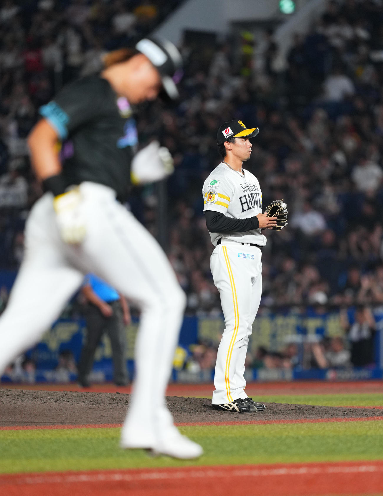 ロッテ対ソフトバンク　8回裏ロッテ無死、山本（手前）にソロ本塁打を打たれ、肩を落とす尾形（撮影・菅敏）