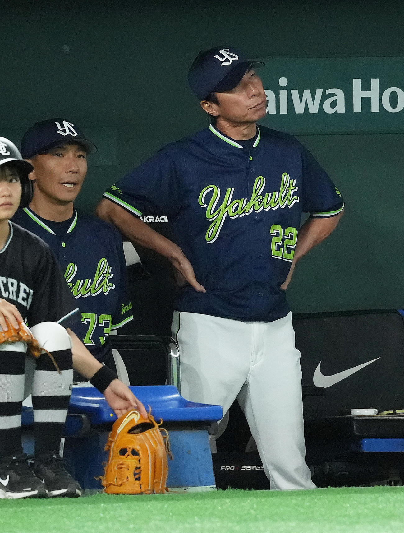 巨人対ヤクルト　ベンチで首をかしげるヤクルト高津監督（撮影・足立雅史）