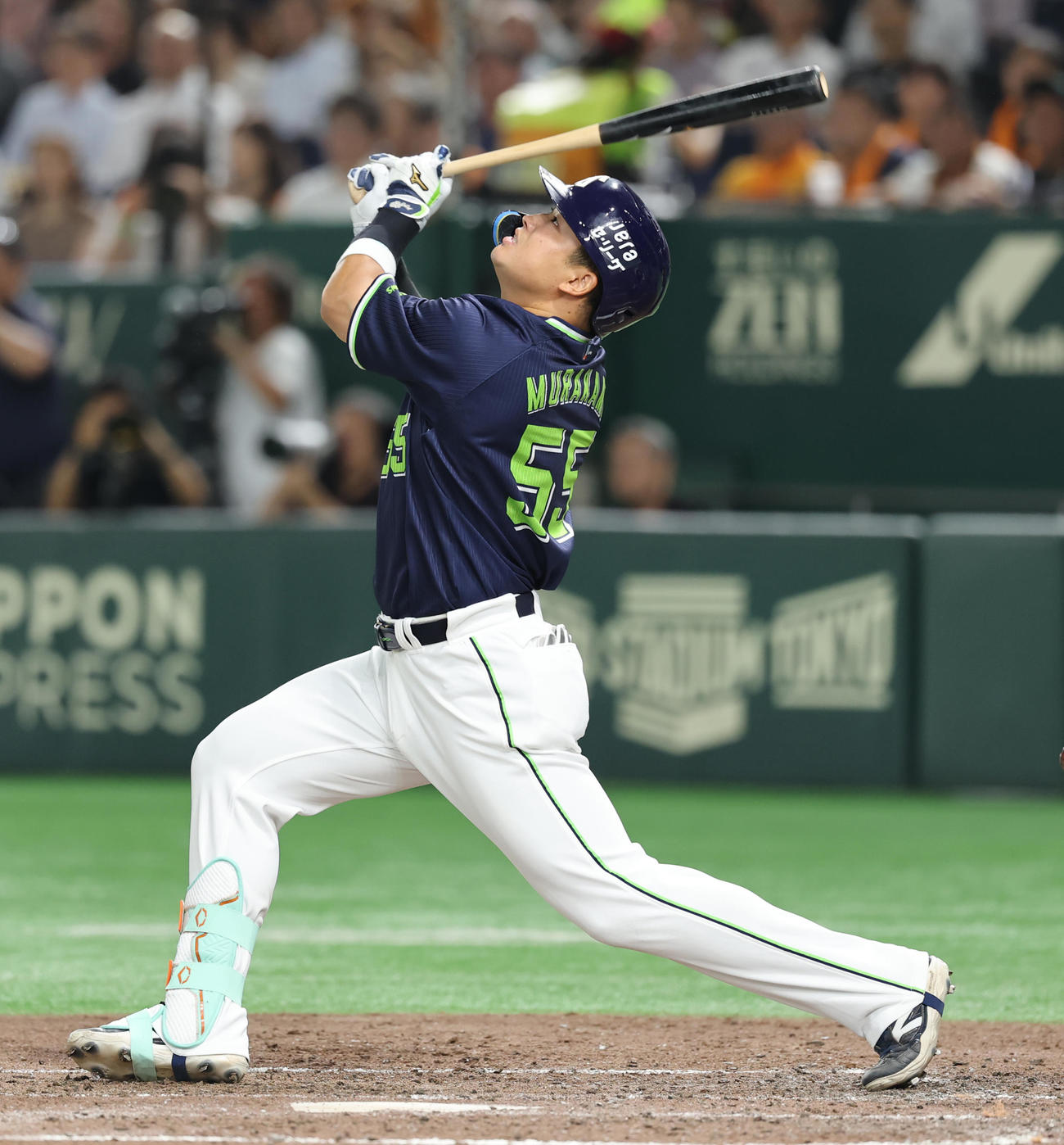 巨人対ヤクルト　4回表ヤクルト1死二塁、三飛に倒れる村上（撮影・野上伸悟）