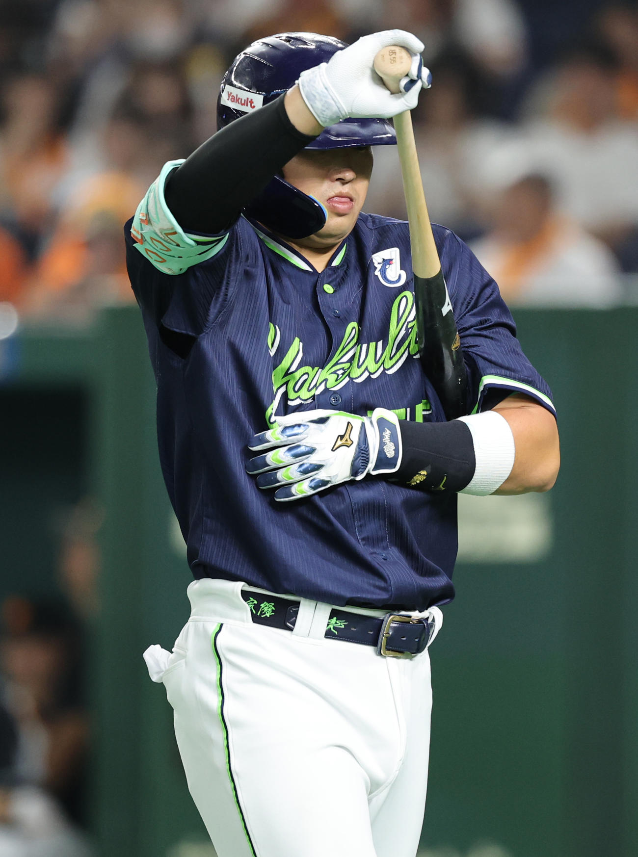 巨人対ヤクルト　4回表ヤクルト1死二塁、三飛に倒れベンチに戻る村上（撮影・野上伸悟）