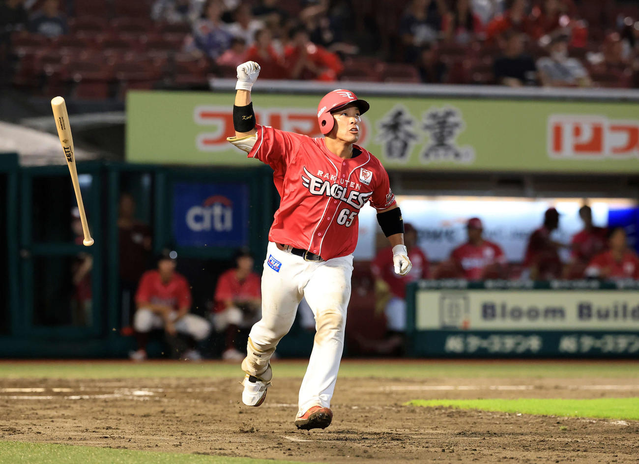 楽天対オリックス　7回裏楽天1死二塁、堀内は右越え2点本塁打を放ちガッツポーズ（撮影・浅見桂子）