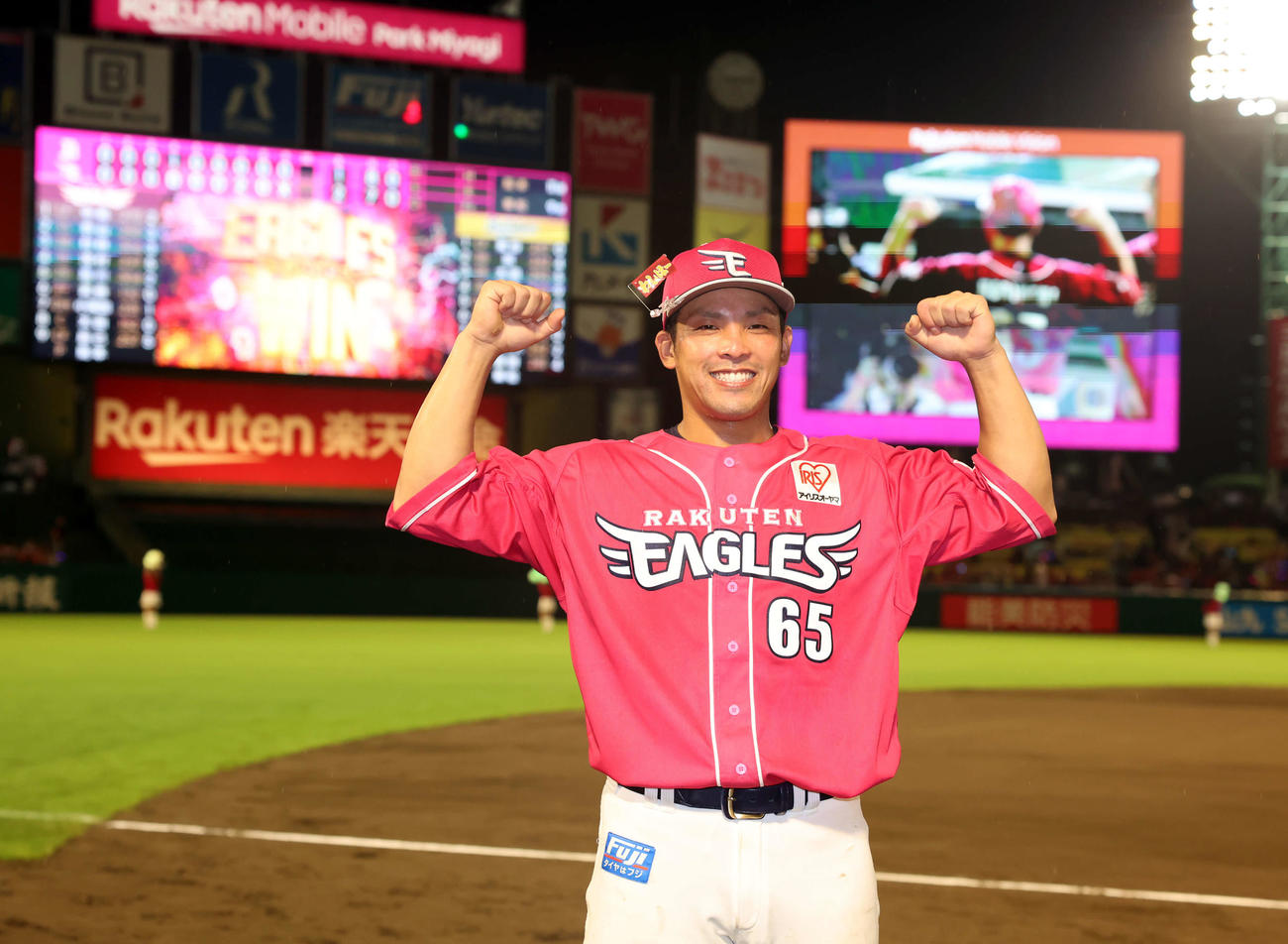 楽天対オリックス　ヒーローインタビュー後、笑顔でガッツポーズする楽天堀内（撮影・浅見桂子）