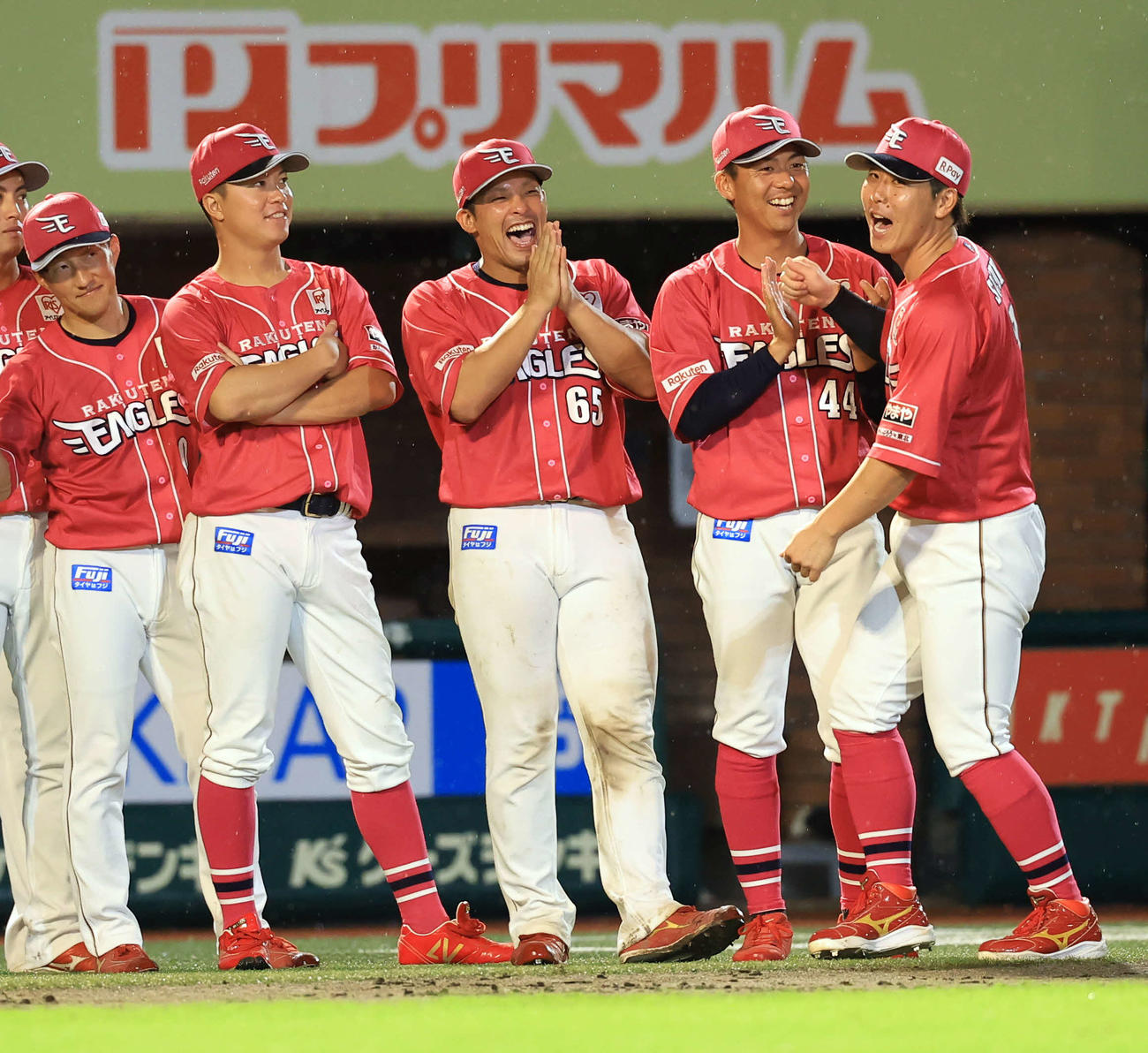 楽天対オリックス　逆転勝利を決め、笑顔の拍手でナインを迎える楽天堀内（中央）（撮影・浅見桂子）