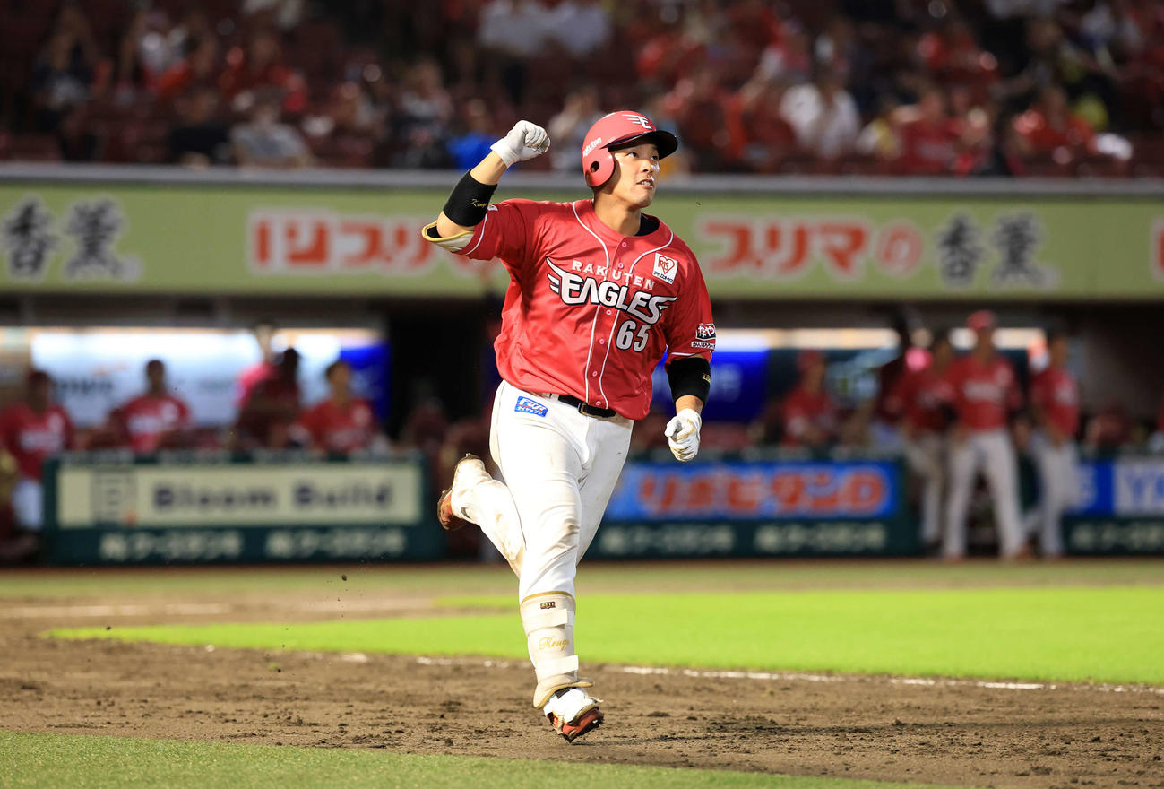 楽天対オリックス　7回裏楽天1死二塁、堀内は右越え2点本塁打を放ちガッツポーズ（撮影・浅見桂子）