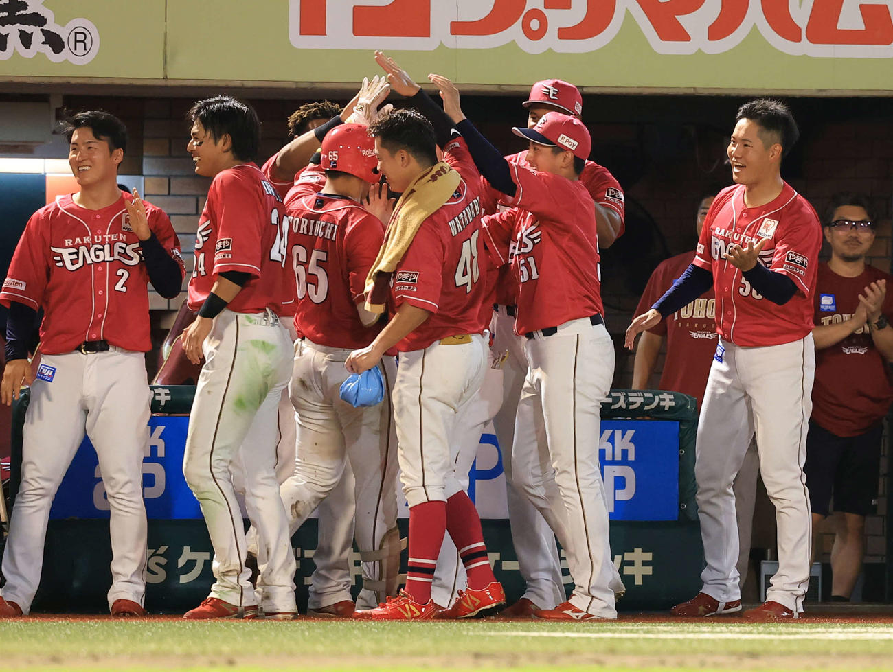 楽天対オリックス　7回裏楽天1死二塁、堀内（中央）が右越え2点本塁打を放ち笑顔で迎える鈴木翔（右）ら選手たち（撮影・浅見桂子）