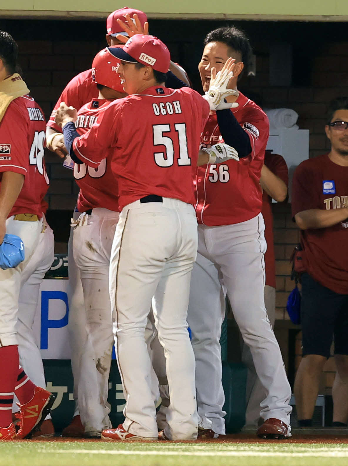 楽天対オリックス　7回裏楽天1死二塁、堀内（左）が右越え2点本塁打を放ち笑顔で迎える鈴木翔（右）ら選手たち（撮影・浅見桂子）