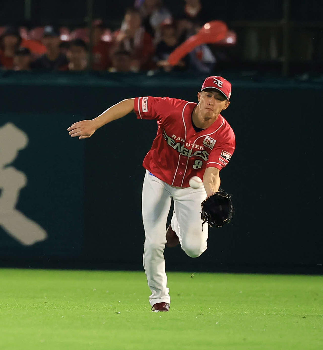 楽天対オリックス　7回表オリックス2死一塁、宗の打球を好捕する辰己（撮影・浅見桂子）