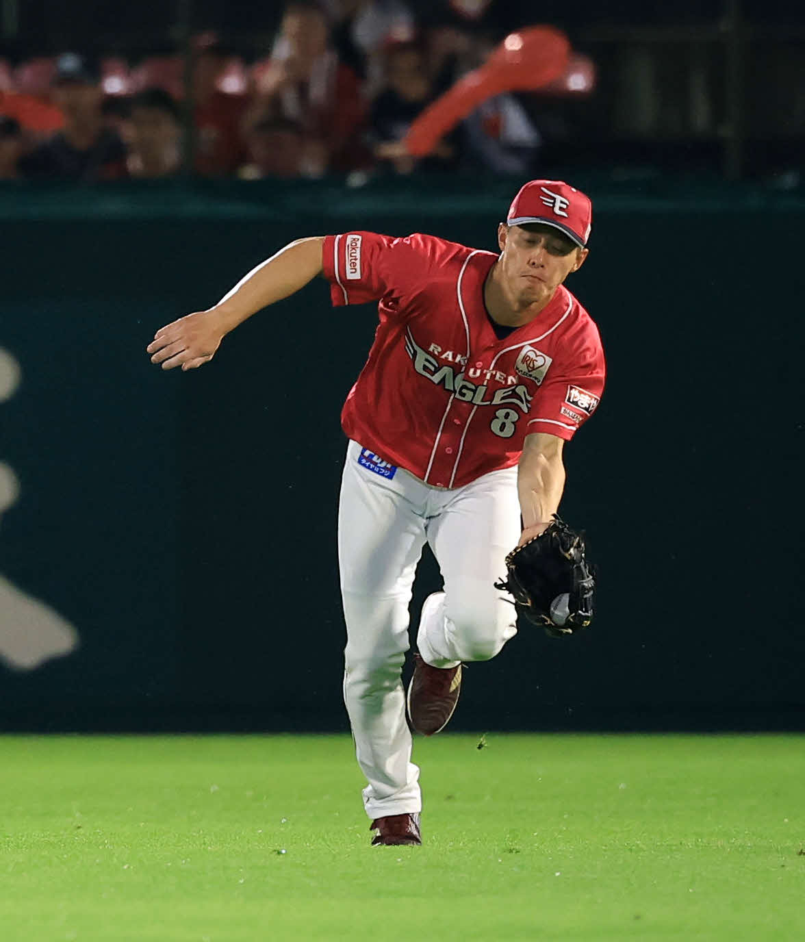 楽天対オリックス　7回表オリックス2死一塁、宗の打球を好捕する辰己（撮影・浅見桂子）