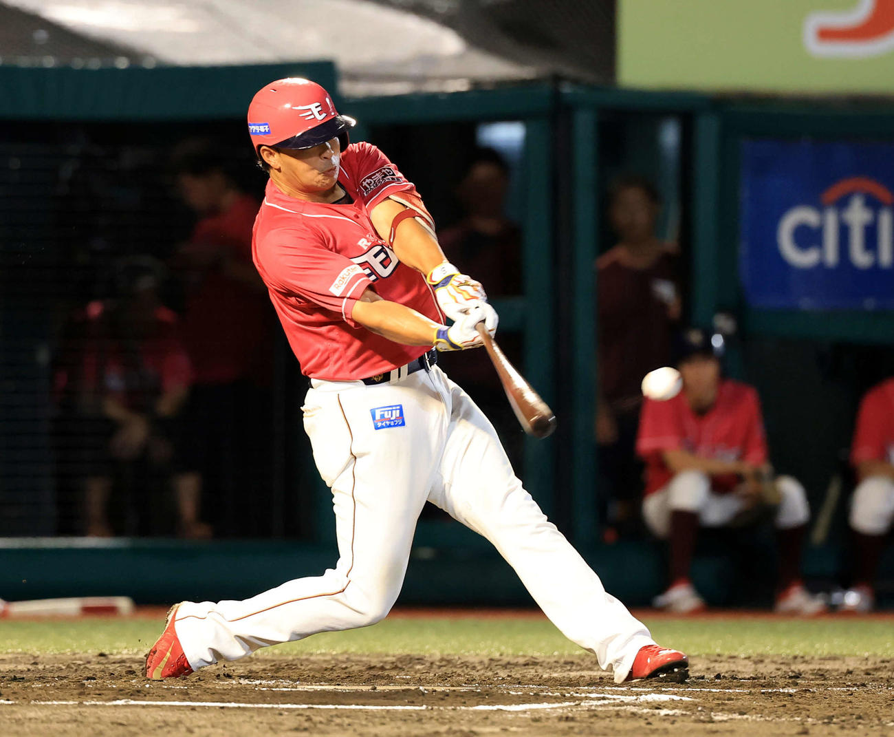 楽天対オリックス　6回裏楽天1死一塁、浅村は左前打を放つ（撮影・浅見桂子）