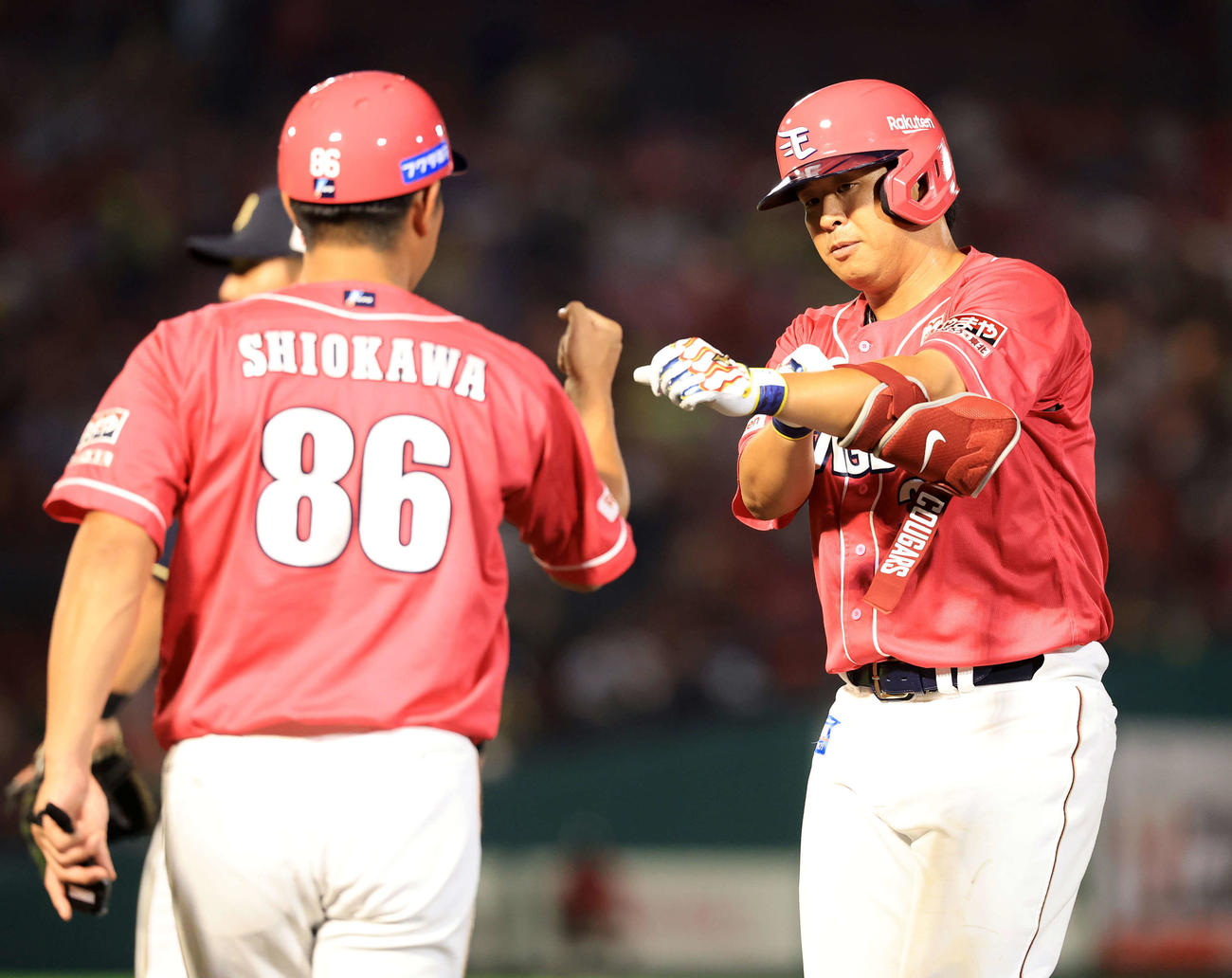 楽天対オリックス　6回裏楽天1死一塁、浅村は左前打を放ちグータッチ（撮影・浅見桂子）
