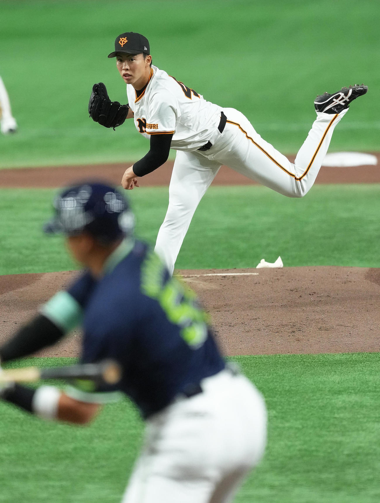 巨人対ヤクルト　1回表ヤクルト2死二塁、村上（手前）を空振り三振に仕留めた森田（撮影・足立雅史）