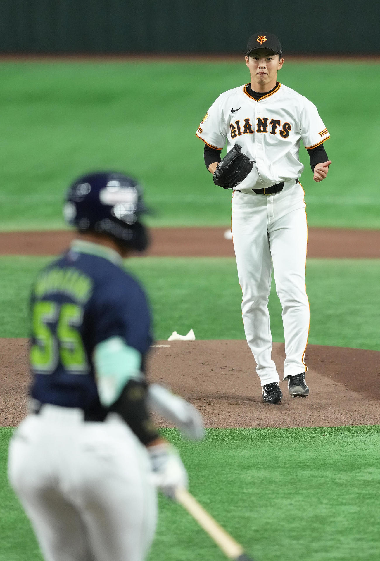 巨人対ヤクルト　1回表ヤクルト2死二塁、村上（手前）を空振り三振に仕留めた森田（撮影・足立雅史）