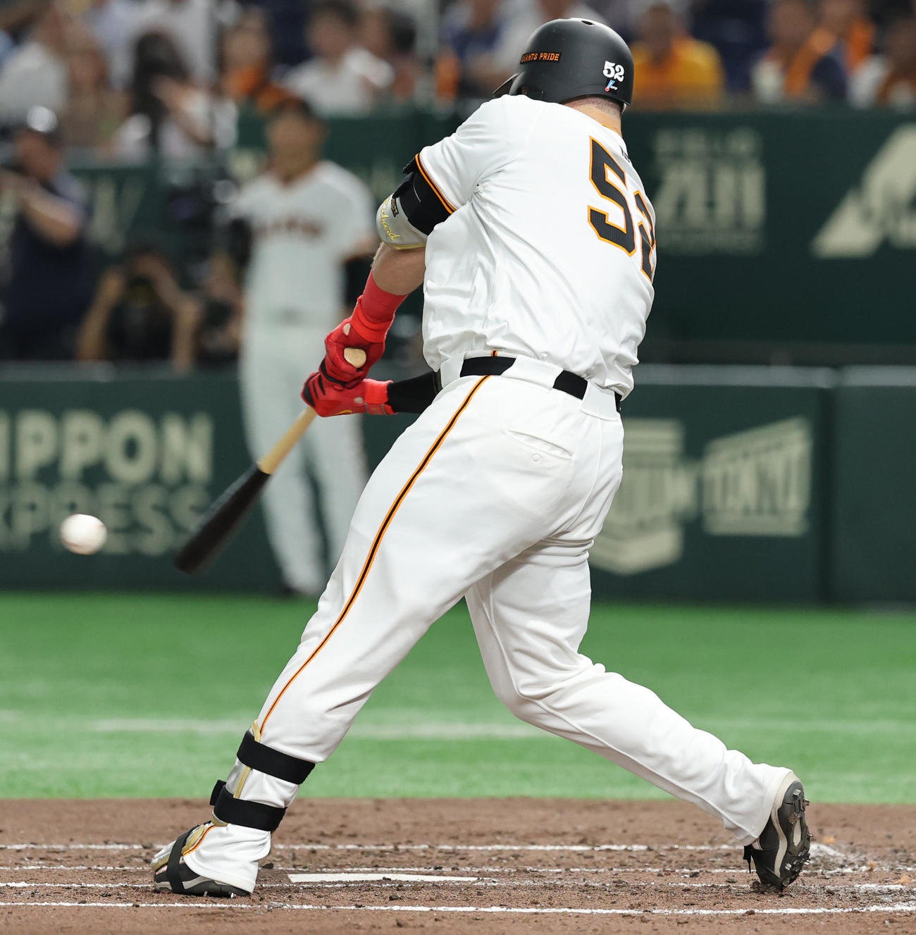 巨人対ヤクルト　2回裏巨人1死一、二塁、遊撃強襲先制適時安打を放つリチャード（撮影・野上伸悟）