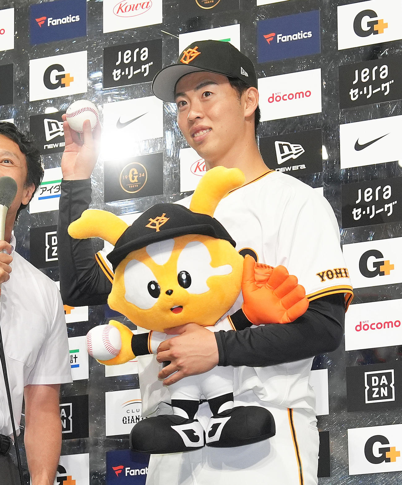 巨人対ヤクルト　お立ち台でプロ初勝利の記念球を披露する巨人森田（撮影・足立雅史）