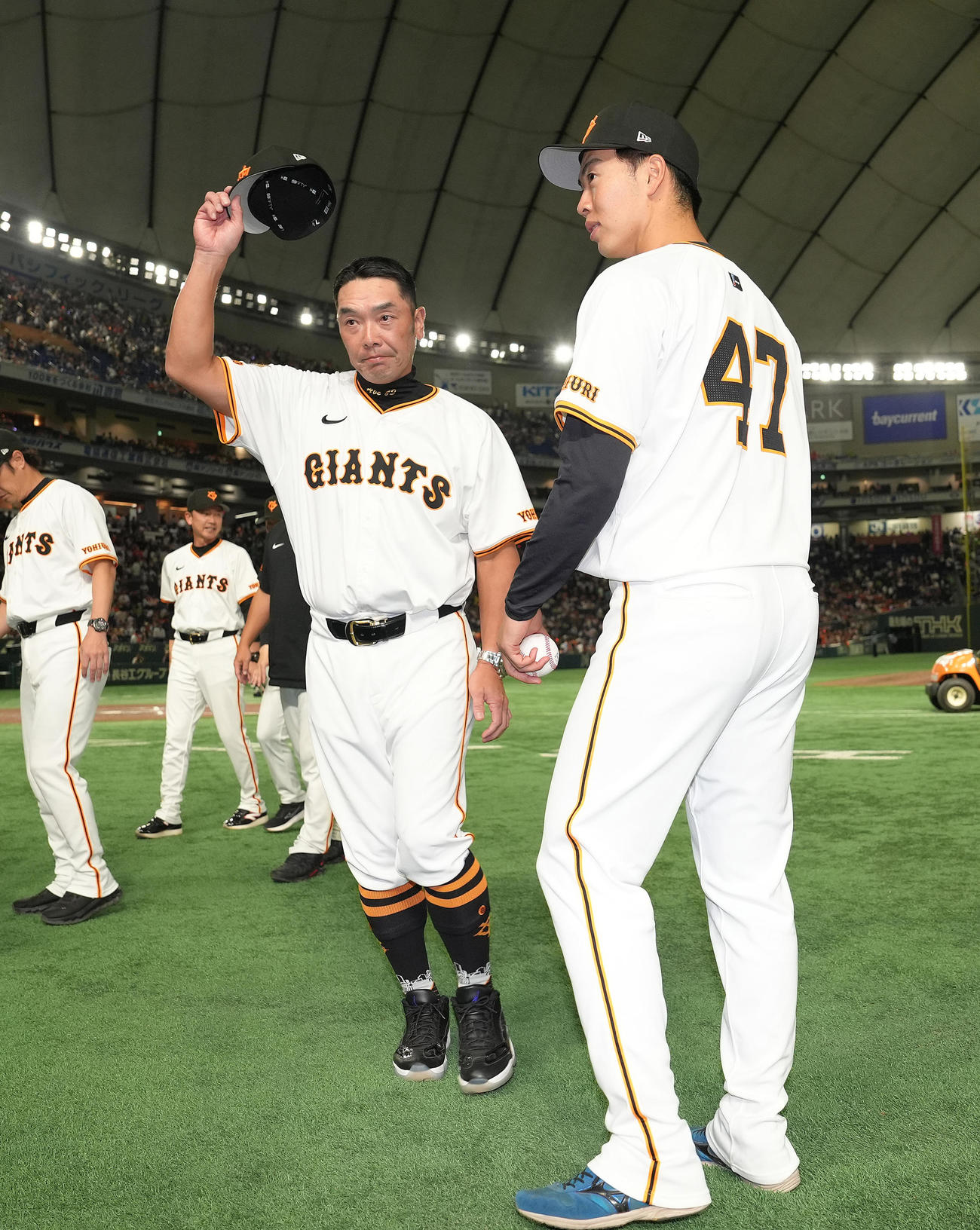 巨人対ヤクルト　スタンドの声援に応えるプロ初勝利を挙げた巨人森田（右）と阿部監督（撮影・足立雅史）