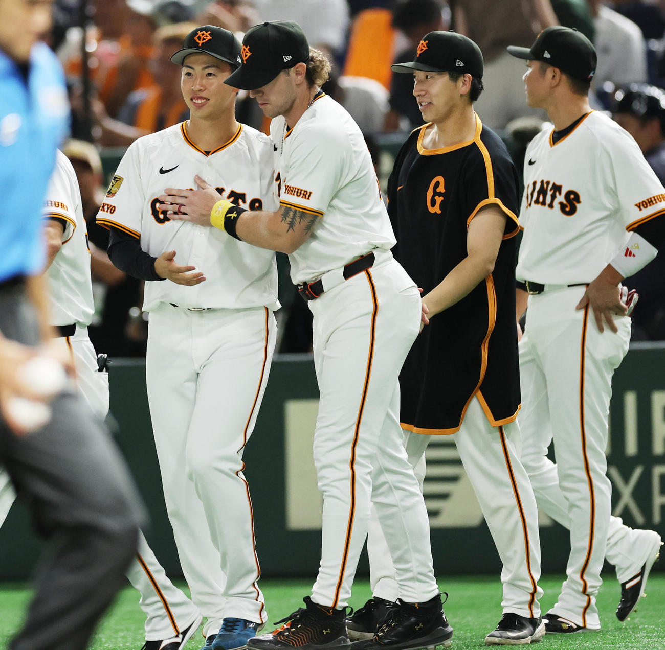 巨人対ヤクルト　プロ初勝利を挙げた巨人森田（左端）は、キャベッジ（左から2人目）らに祝福される（撮影・野上伸悟）