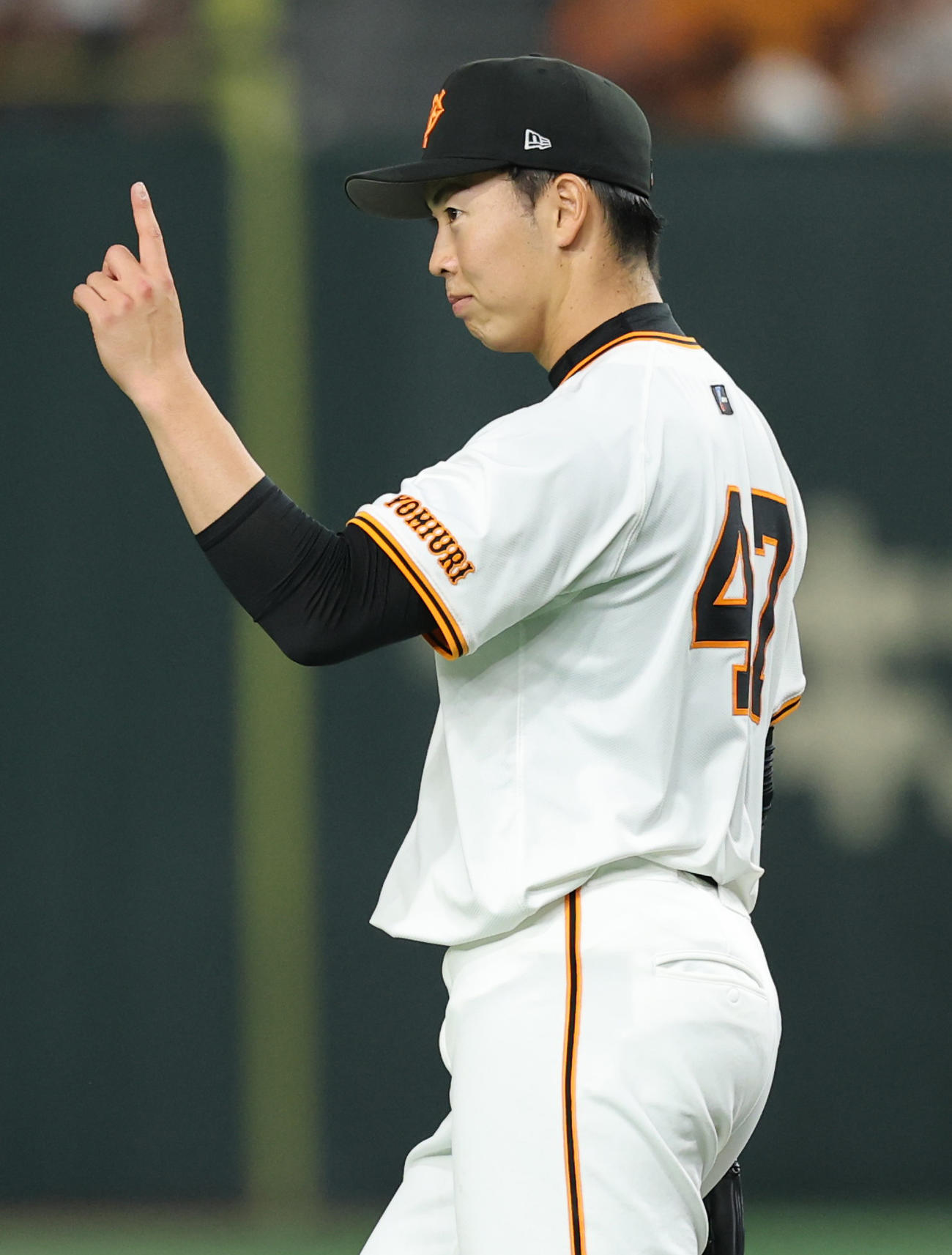 巨人対ヤクルト　2回表ヤクルト無死、ホセ・オスナの三ゴロを好処理したリチャードに1死を確認する森田（撮影・野上伸悟）