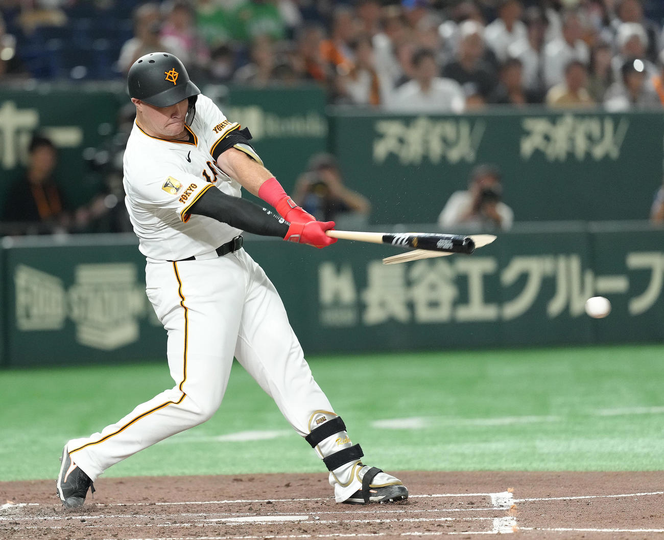 巨人対ヤクルト　2回裏巨人1死一、二塁、リチャードはバットを折りながら先制左前適時打を放つ（撮影・足立雅史）