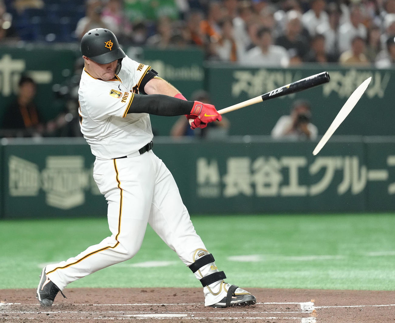 巨人対ヤクルト　2回裏巨人1死一、二塁、リチャードはバットを折りながら先制左前適時打を放つ（撮影・足立雅史）