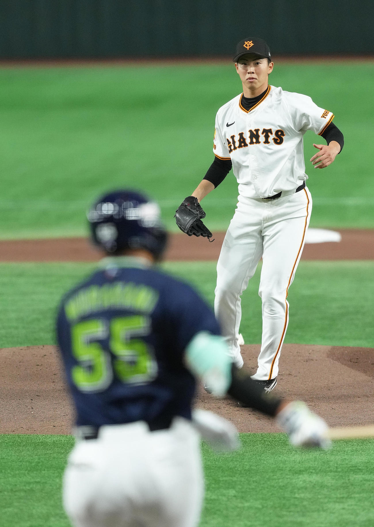 巨人対ヤクルト　1回表ヤクルト2死二塁、村上（手前）を空振り三振に仕留めた森田（撮影・足立雅史）