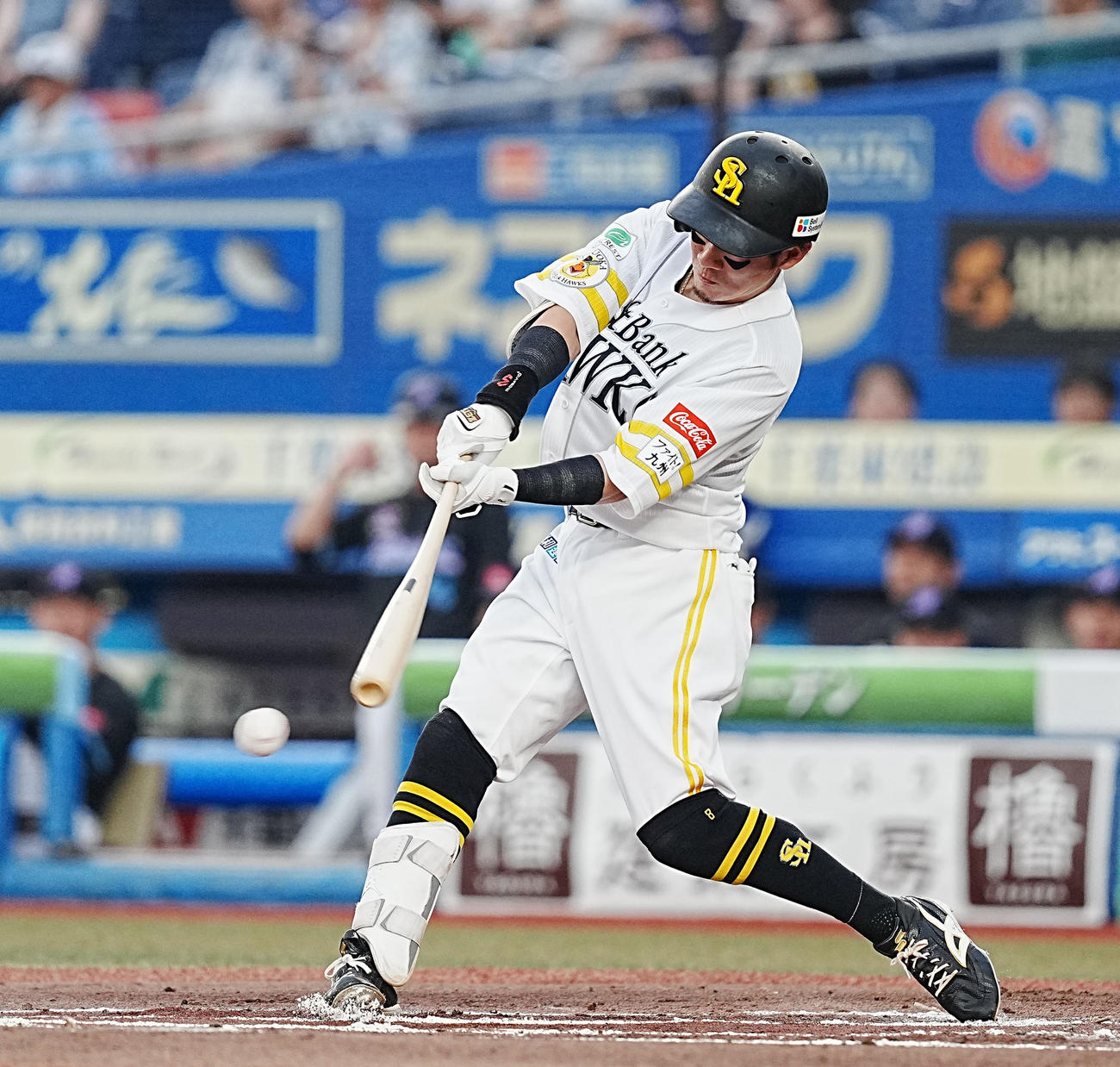 ロッテ対ソフトバンク　1回表ソフトバンク2死一、二塁、右前打を放つ牧原大（撮影・菅敏）