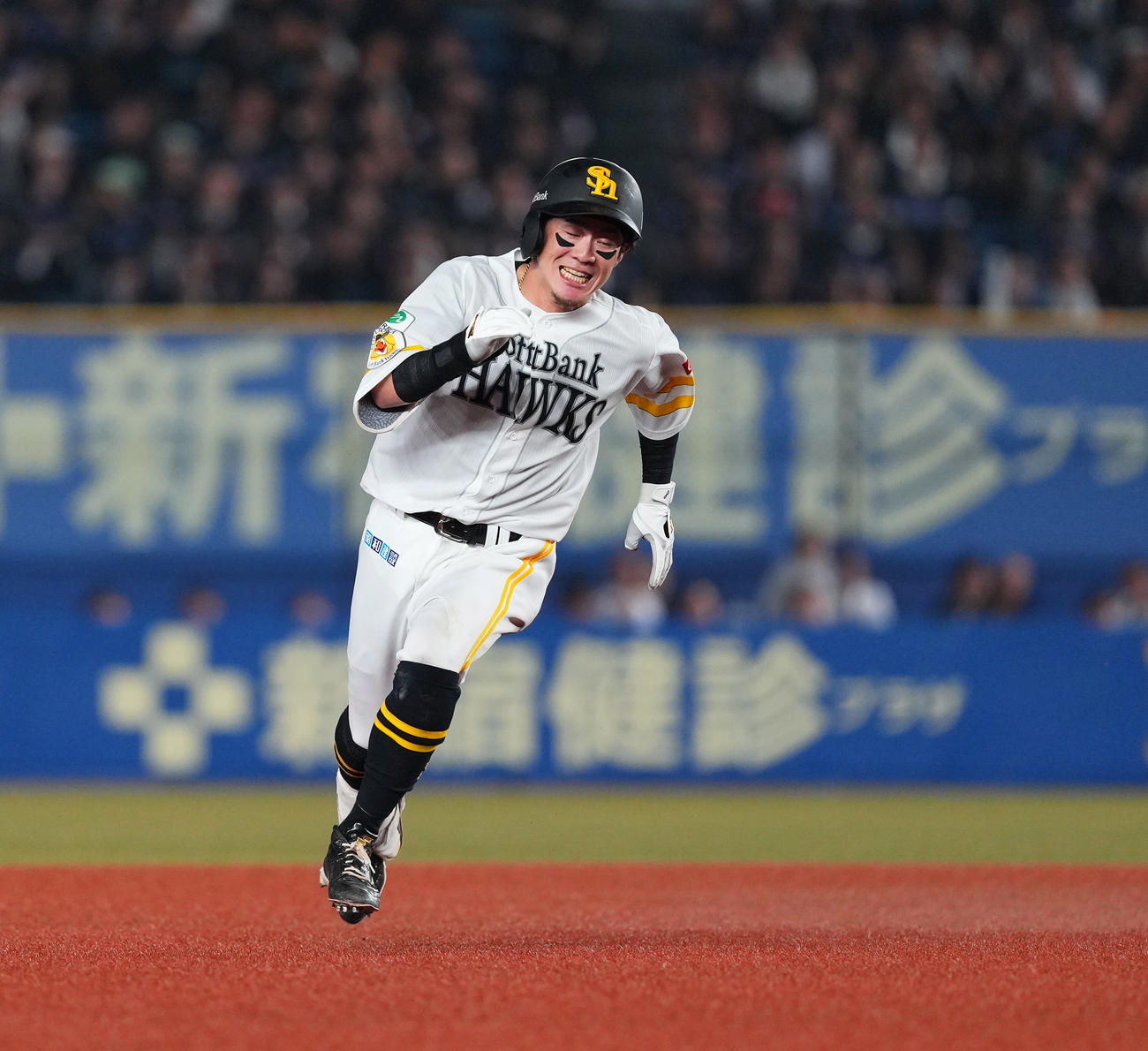 ロッテ対ソフトバンク　9回表ソフトバンク2死二、三塁、右2点適時三塁打を放ち、二塁を駆け回る牧原大（撮影・菅敏）