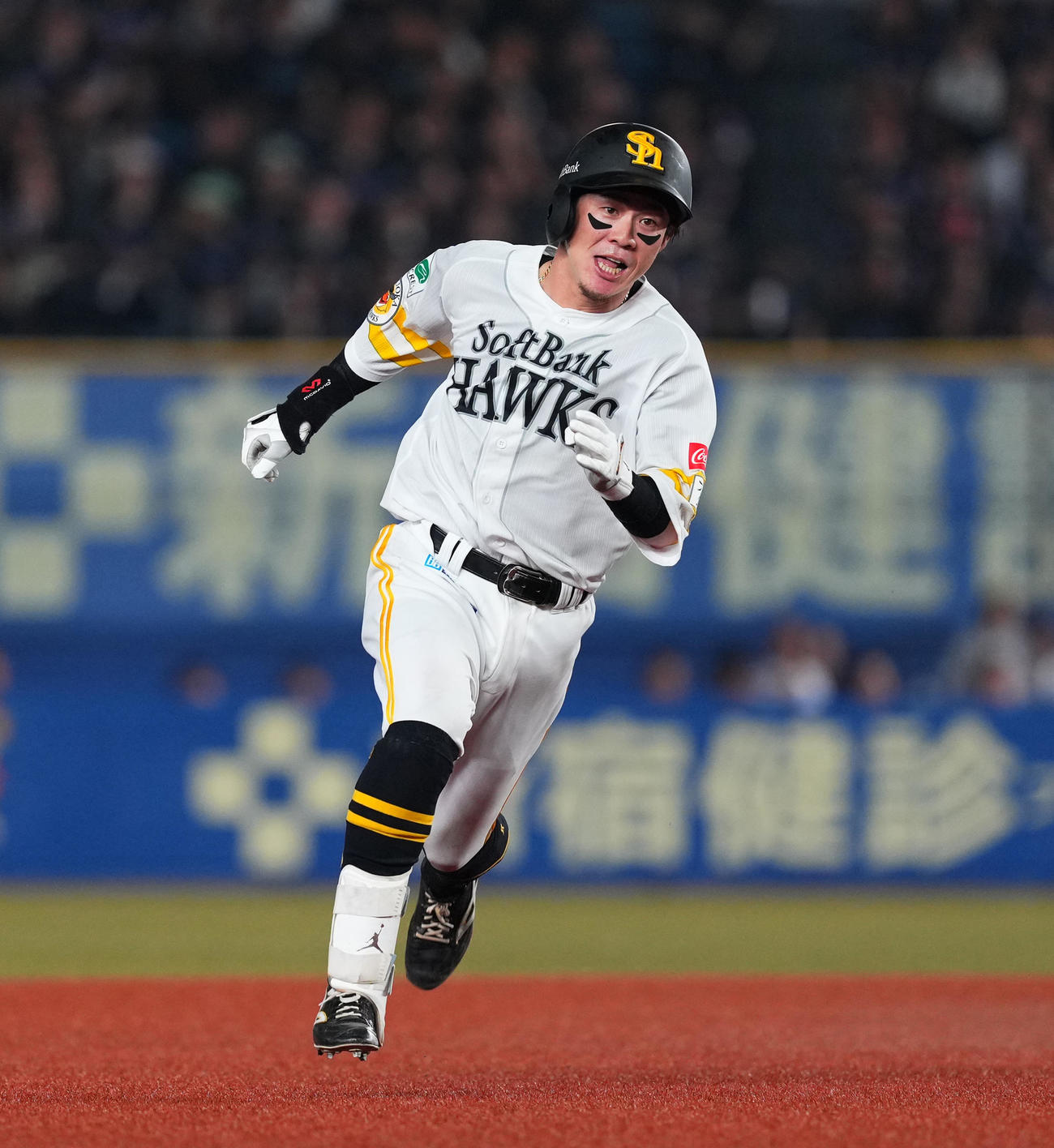 ロッテ対ソフトバンク　9回表ソフトバンク2死二、三塁、右2点適時三塁打を放ち、二塁を駆け回る牧原大（撮影・菅敏）