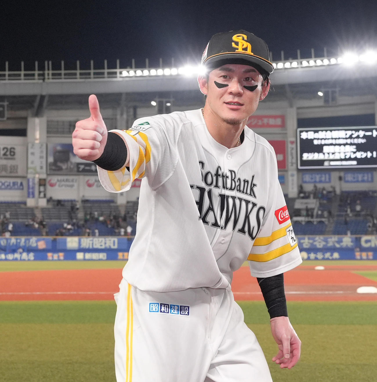 ロッテ対ソフトバンク　ロッテに勝利し、ヒーローインタビューでポーズをとるソフトバンク牧原大（撮影・菅敏）