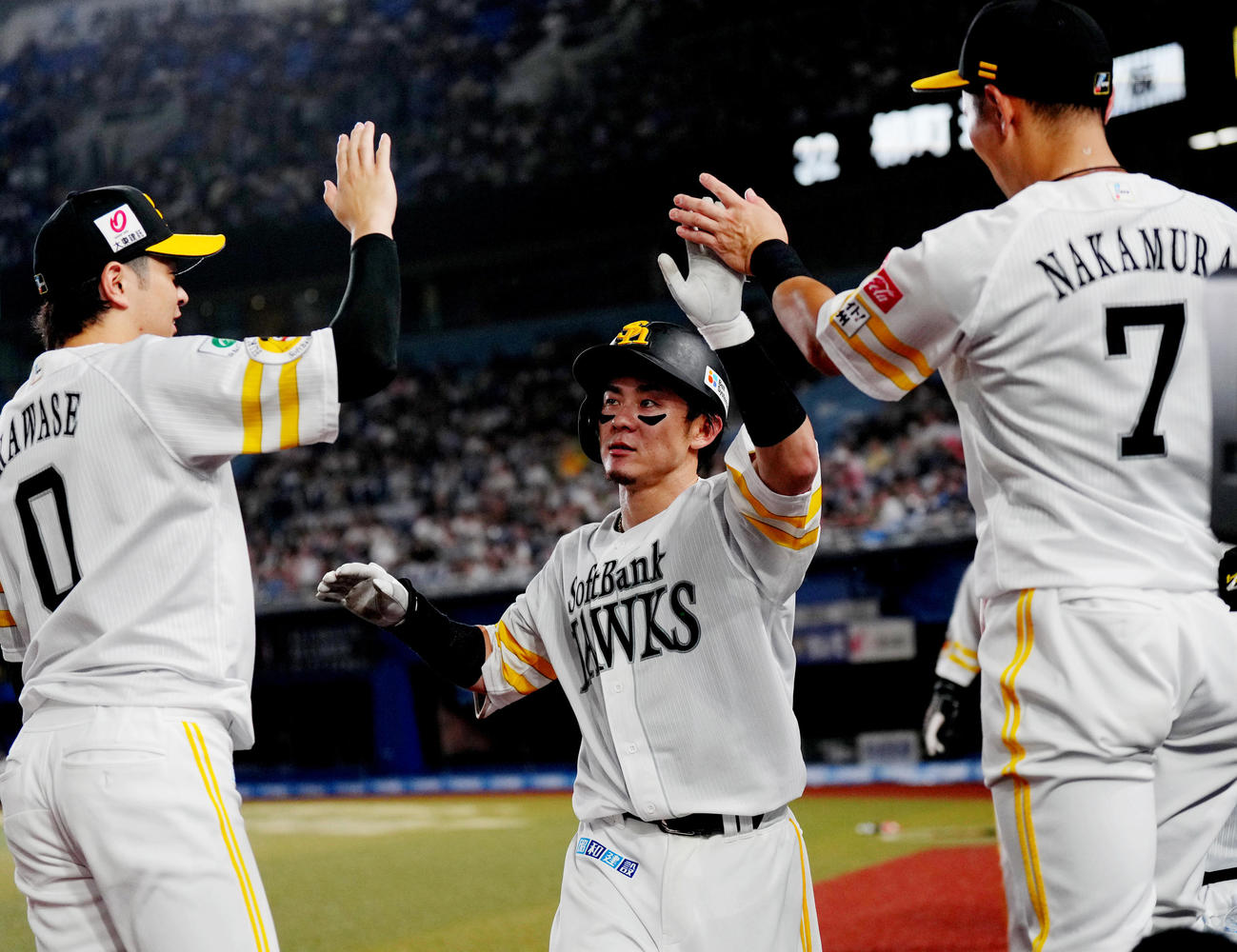 ロッテ対ソフトバンク　5回表ソフトバンク1死二塁、右越えに2点本塁打を放ち、タッチで迎えられる牧原大（中央）（撮影・菅敏）