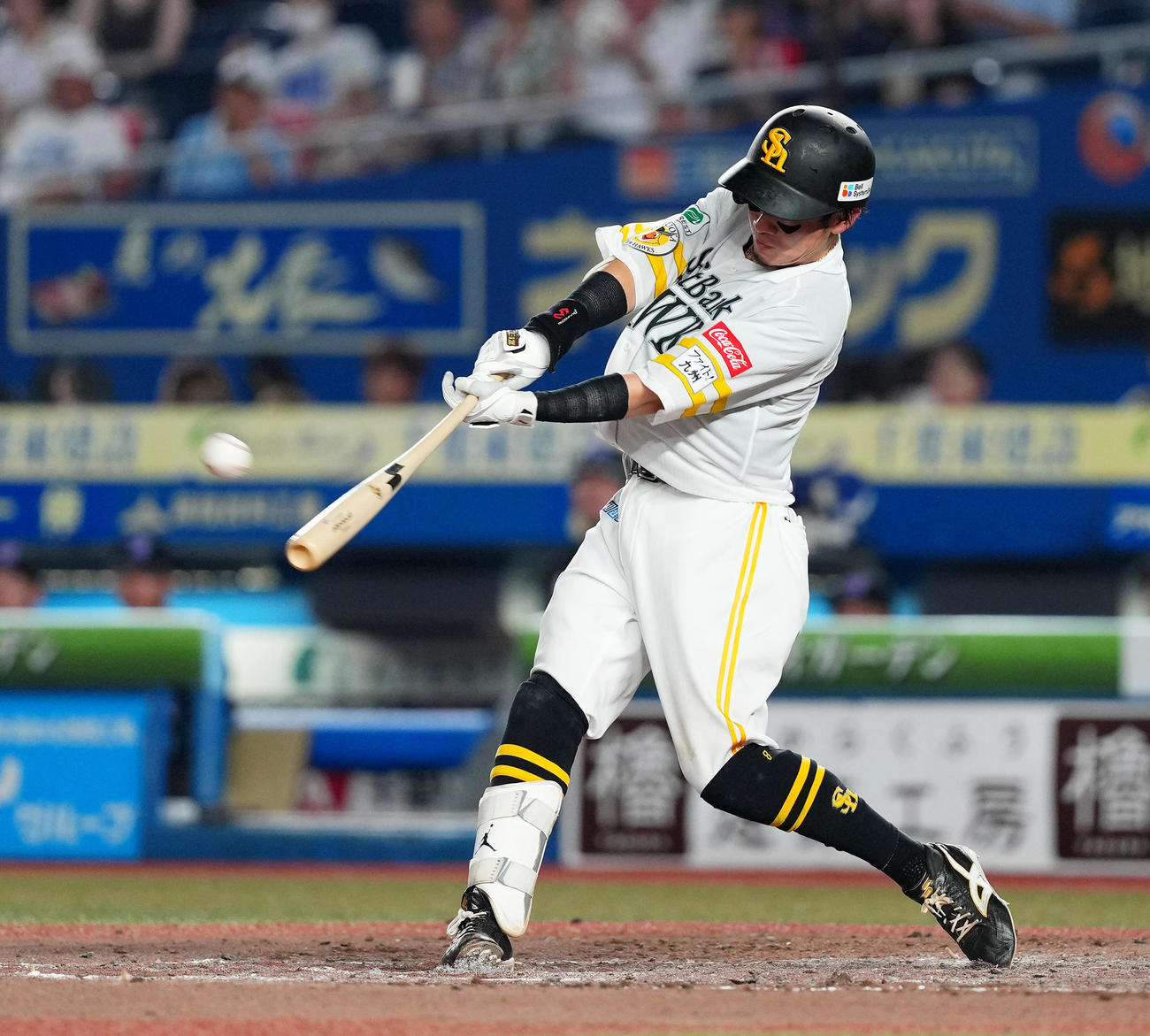 ロッテ対ソフトバンク　5回表ソフトバンク1死二塁、右越えに2点本塁打を放つ牧原大（撮影・菅敏）