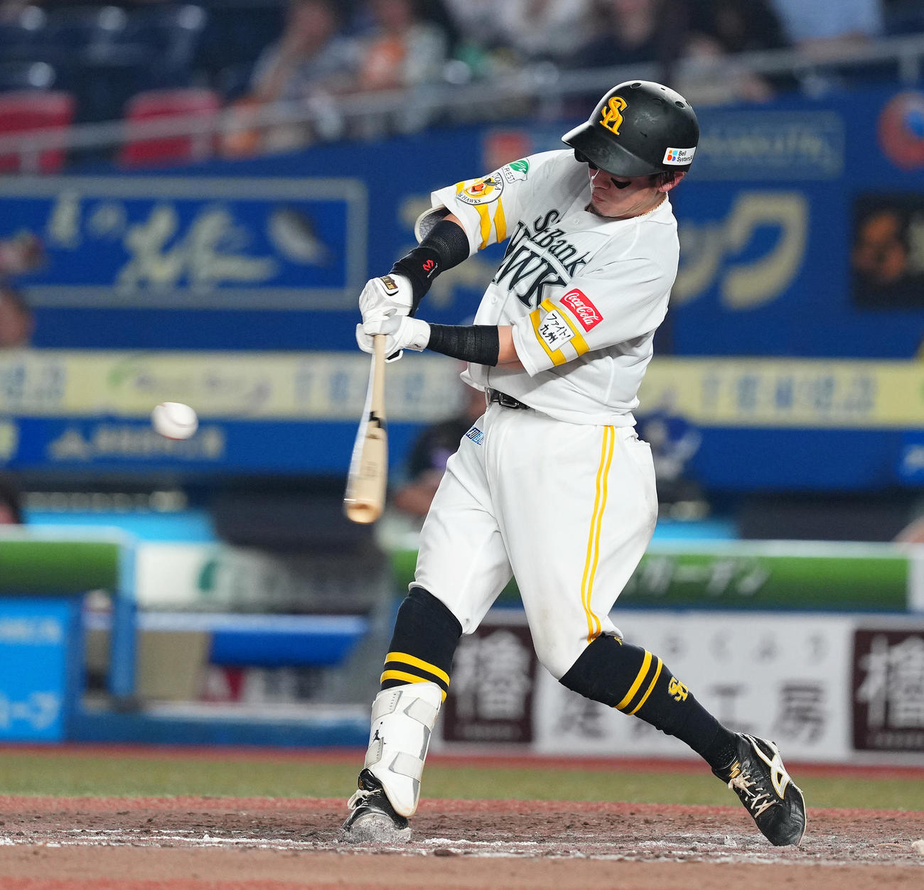 ロッテ対ソフトバンク　9回表ソフトバンク2死二、三塁、右2点適時三塁打を放つ牧原大（撮影・菅敏）