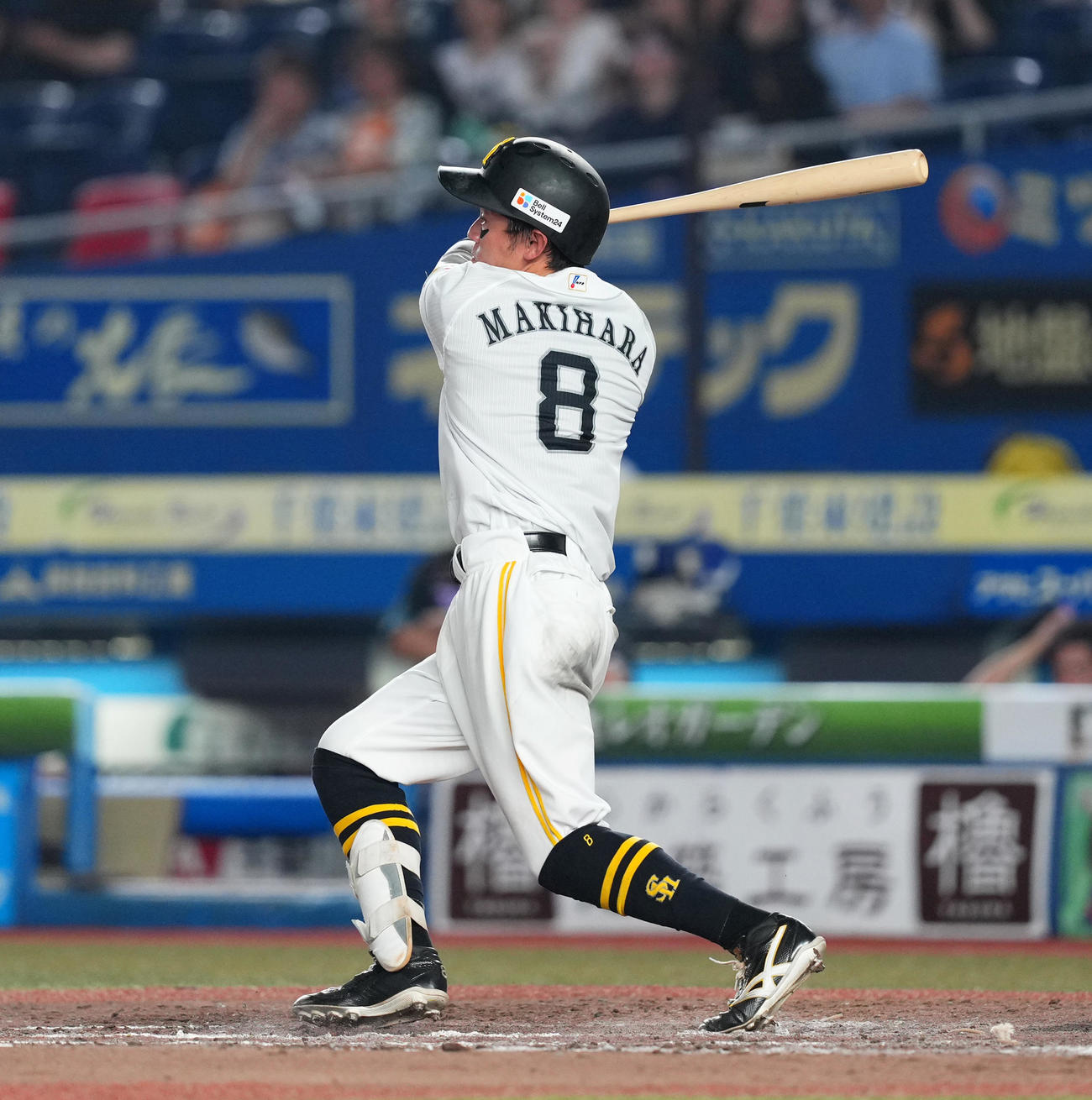ロッテ対ソフトバンク　9回表ソフトバンク2死二、三塁、右2点適時三塁打を放つ牧原大（撮影・菅敏）