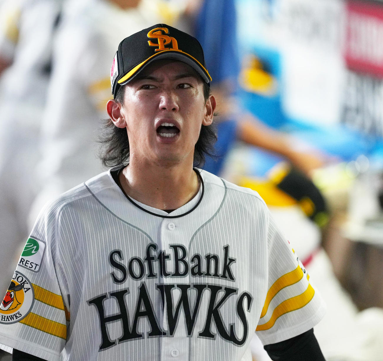ロッテ対ソフトバンク　6回を投げ終え、ベンチで厳しい表情を見せる大津（撮影・菅敏）