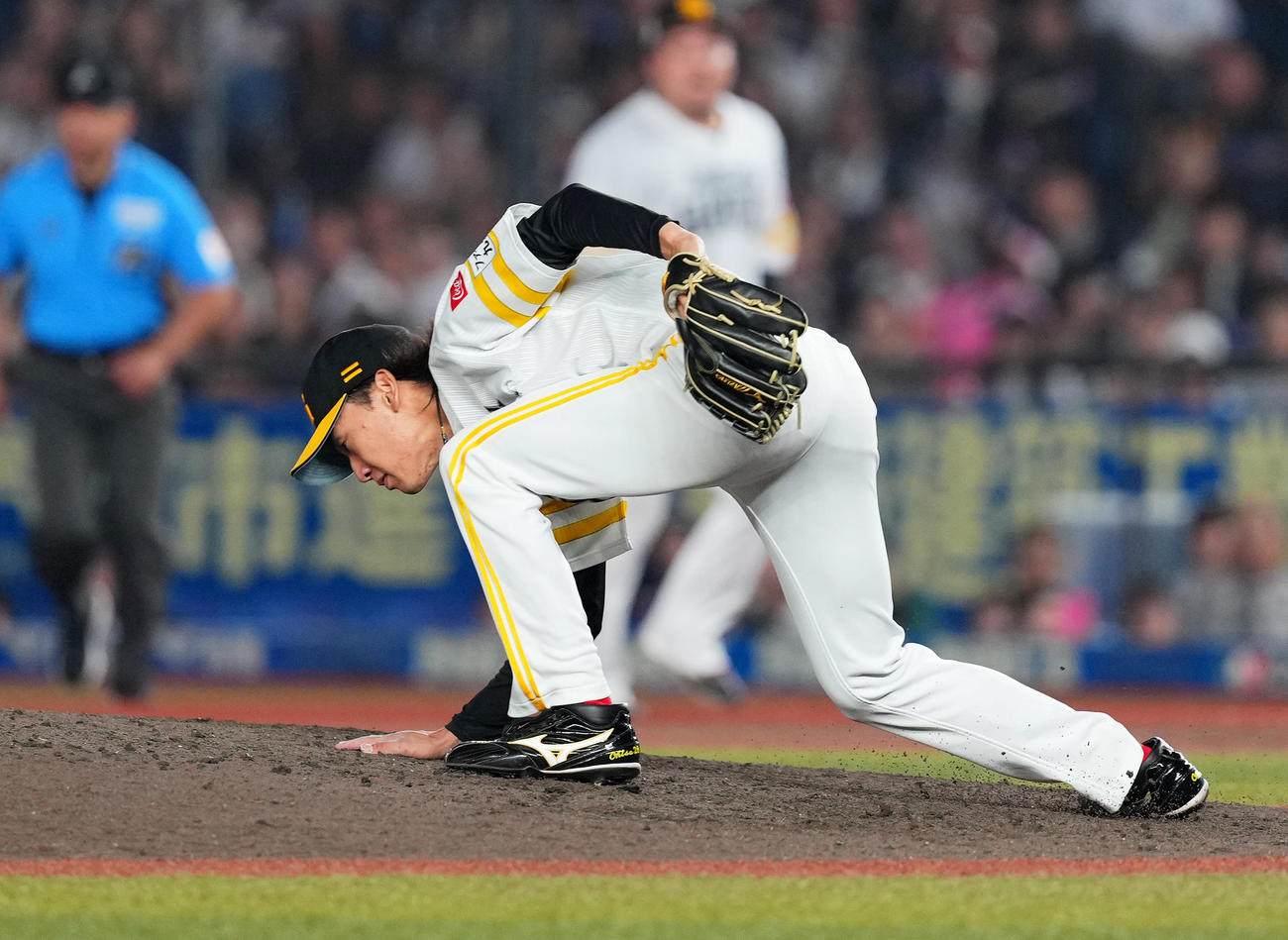 ロッテ対ソフトバンク　6回裏ロッテ1死、佐藤の打球を足に受け、大勢を崩す大津（撮影・菅敏）