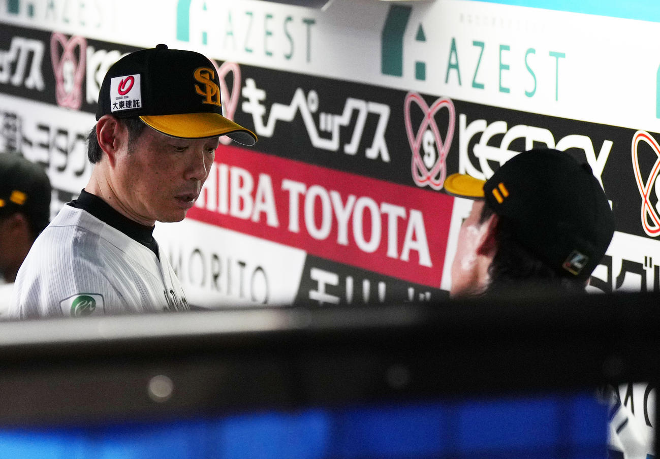 ロッテ対ソフトバンク　6回を投げ終えた大津（手前）に話しかける小久保監督（撮影・菅敏）