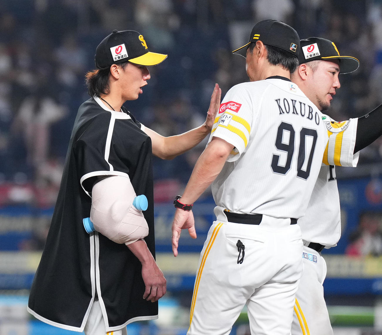 ロッテ対ソフトバンク　ロッテに勝利し、勝利投手の大津は、小久保監督（中央）にタッチで祝福される（撮影・菅敏）