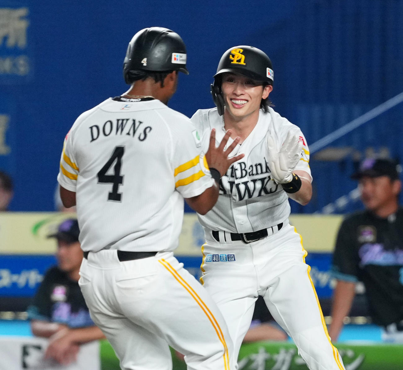 ロッテ対ソフトバンク　3回表ソフトバンク1死一、二塁、近藤の2点適時二塁で二塁から生還する周東は一塁走者ダウンズ（左）を迎える（撮影・菅敏）