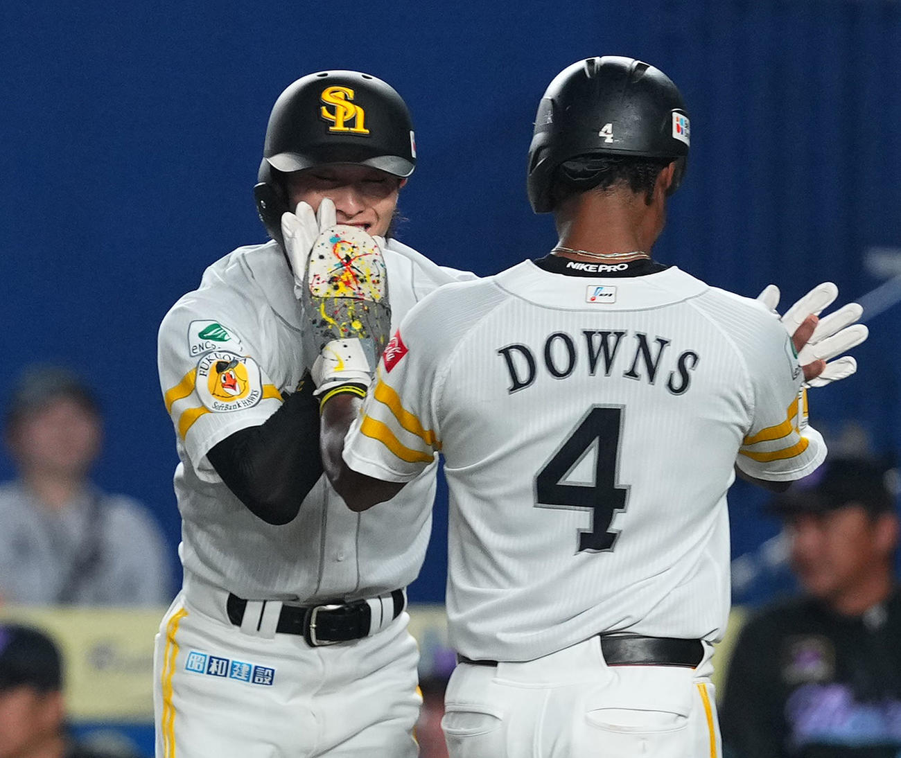 ロッテ対ソフトバンク　3回表ソフトバンク1死一、二塁、近藤の2点適時二塁で二塁から生還する周東は、一塁走者ダウンズ（右）を迎えるも、自身の指が鼻に当たる（撮影・菅敏）