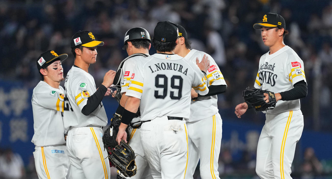 ロッテ対ソフトバンク　ロッテに勝利し、タッチをするソフトバンクナイン（撮影・菅敏）