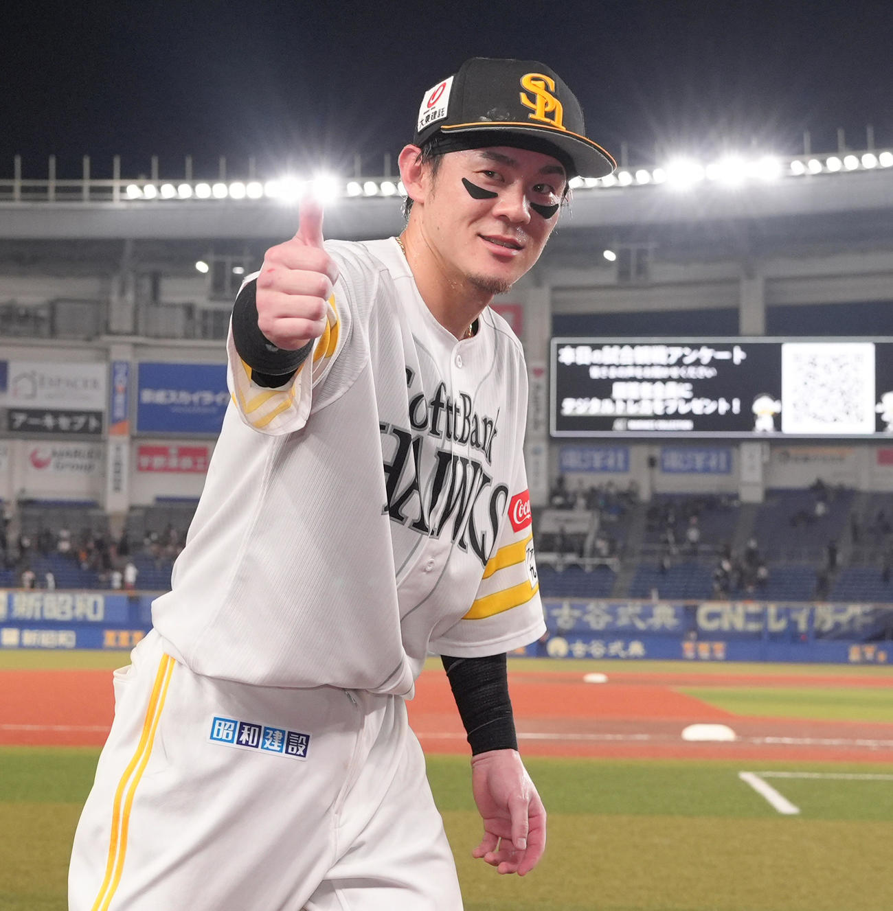 ロッテ対ソフトバンク　ロッテに勝利し、ヒーローインタビューでポーズをとるソフトバンク牧原大（撮影・菅敏）
