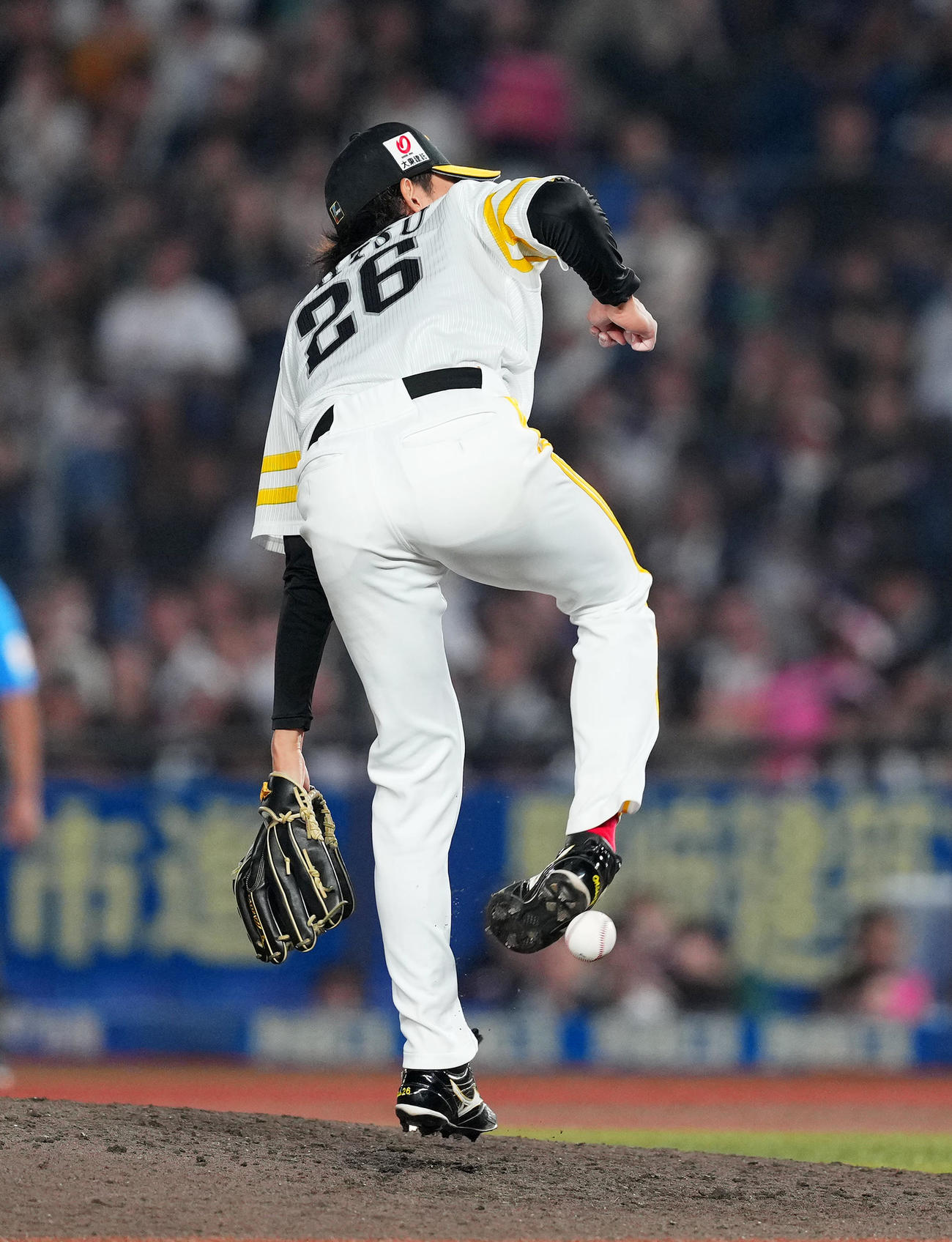 ロッテ対ソフトバンク　6回裏ロッテ1死、佐藤の打球を足に受ける大津（撮影・菅敏）