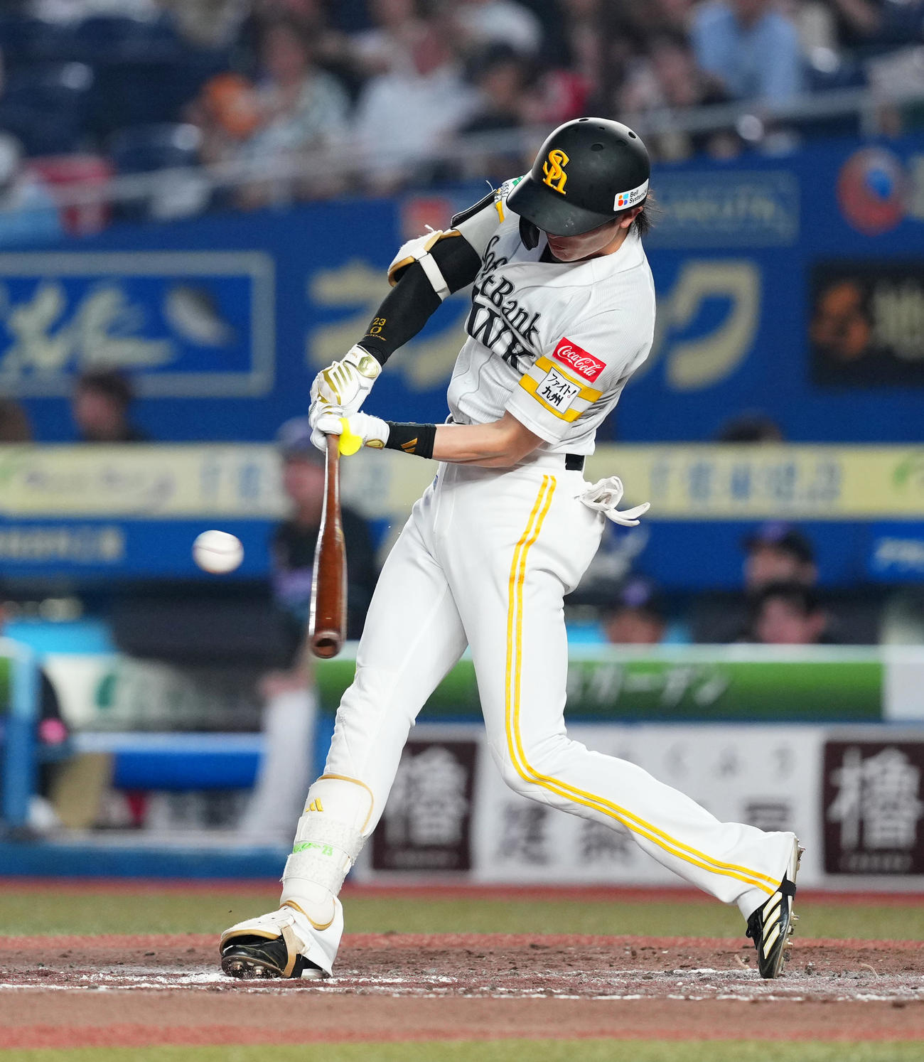 ロッテ対ソフトバンク　3回表ソフトバンク1死、中前打を放つ周東（撮影・菅敏）